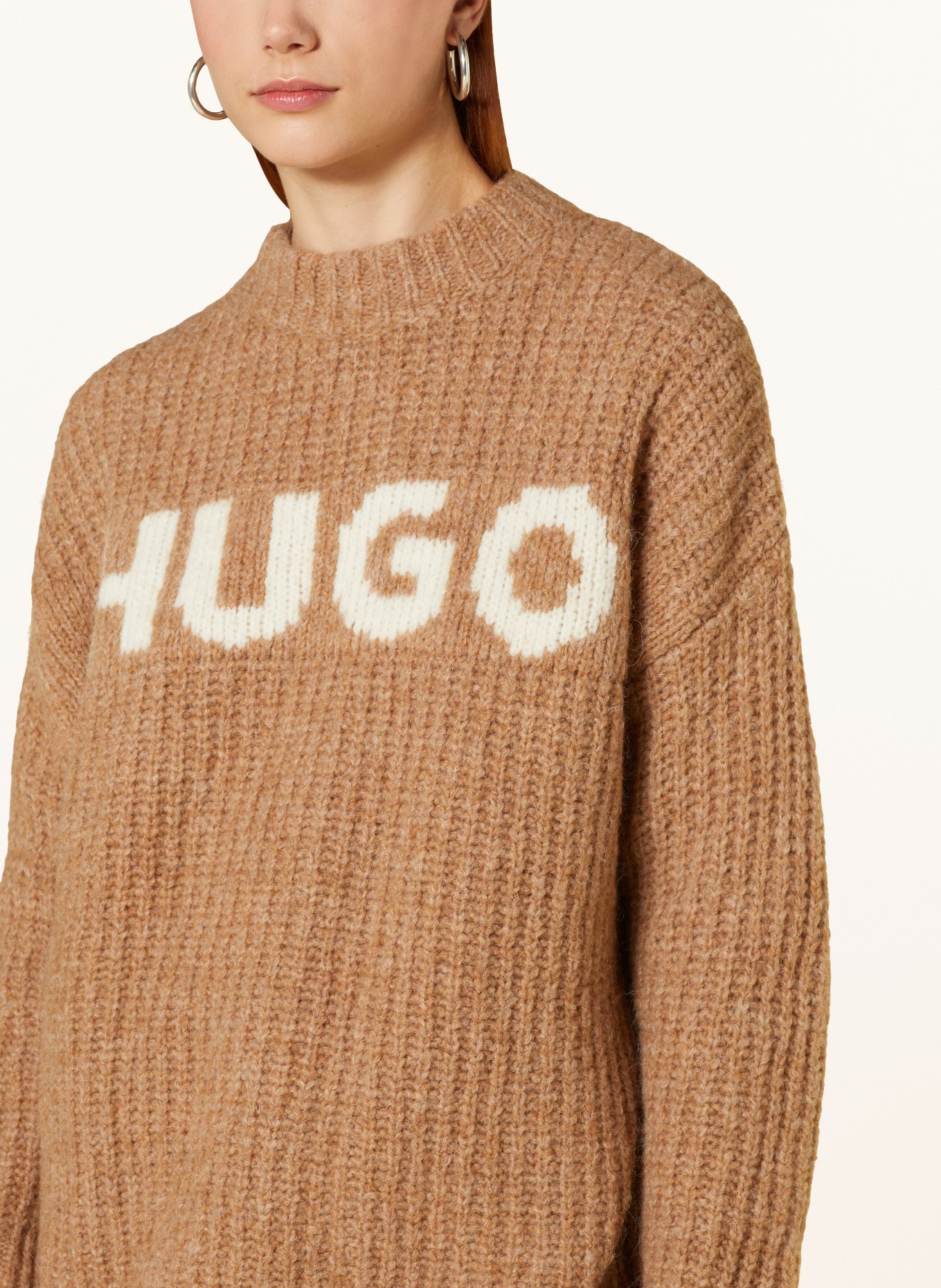 HUGO Sweter oversize SLOGUES, Kolor: CAMELOWY/ ECRU (Obrazek 4)