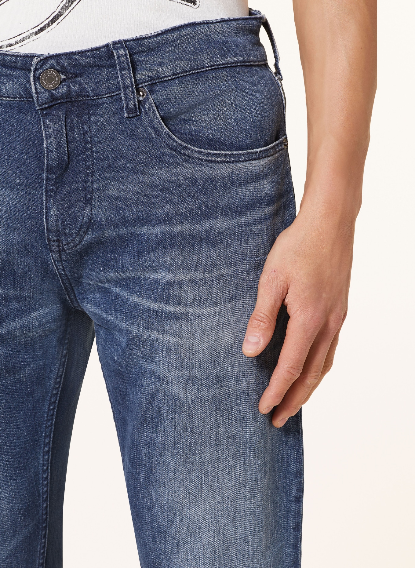 TOMMY JEANS Jeans AUSTIN Slim Tapered Fit, Farbe: 1BK Denim Dark (Bild 5)