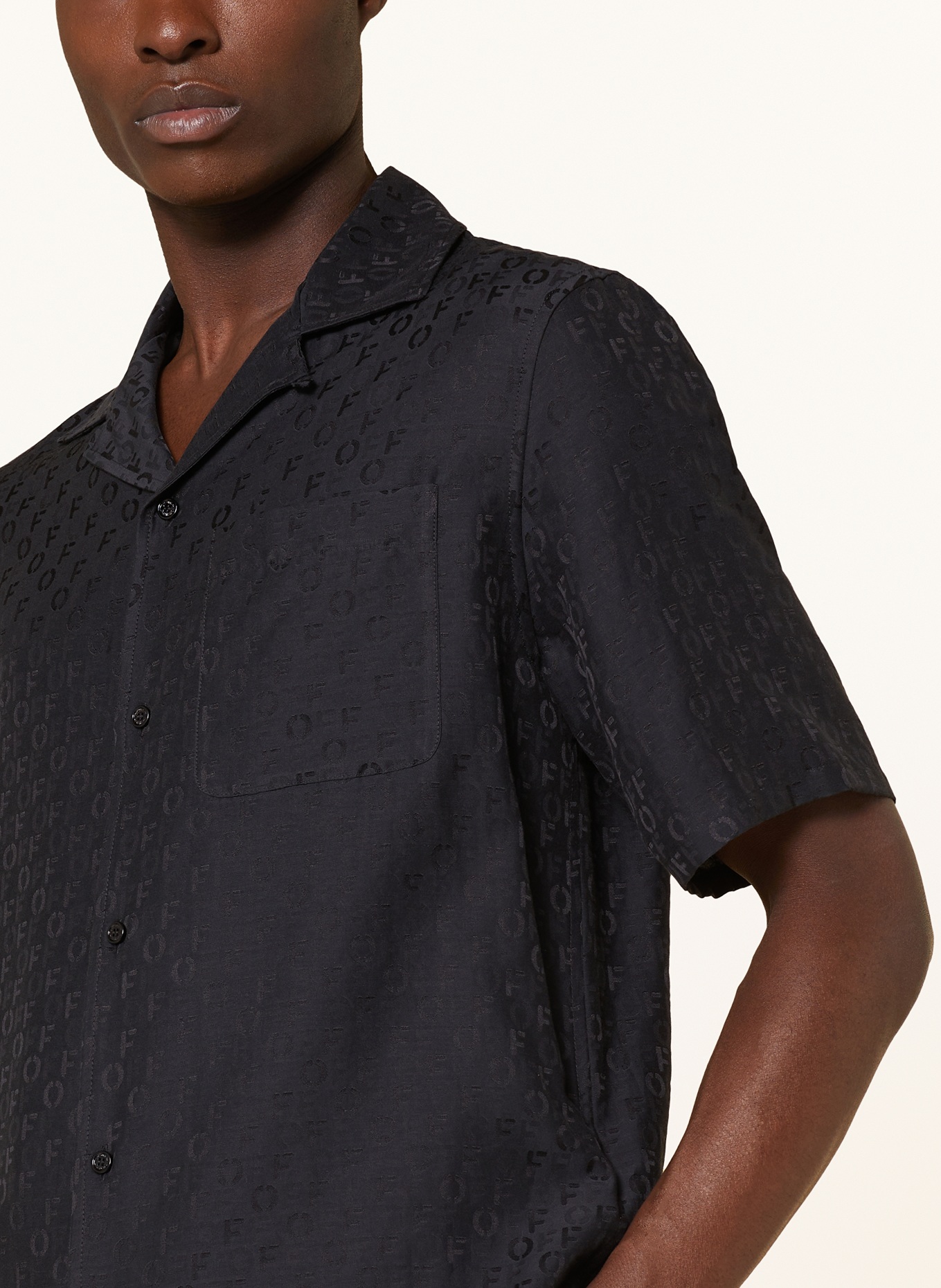Off-White Koszula z klapami regular fit z dodatkiem jedwabiu, Kolor: CZARNY (Obrazek 4)