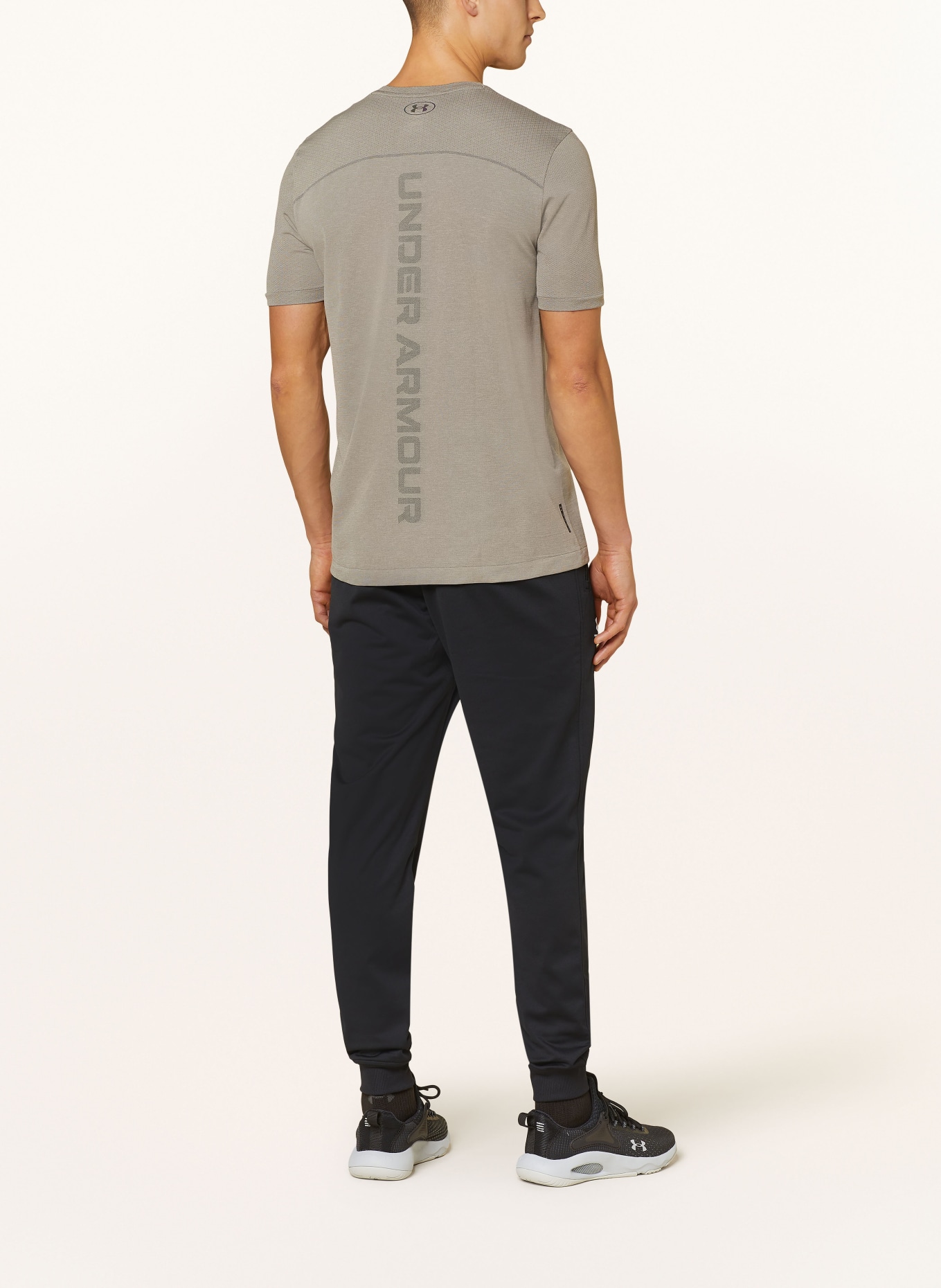 UNDER ARMOUR T-Shirt UA RUSH™ SEAMLESS WORDMARK, Farbe: TAUPE (Bild 3)