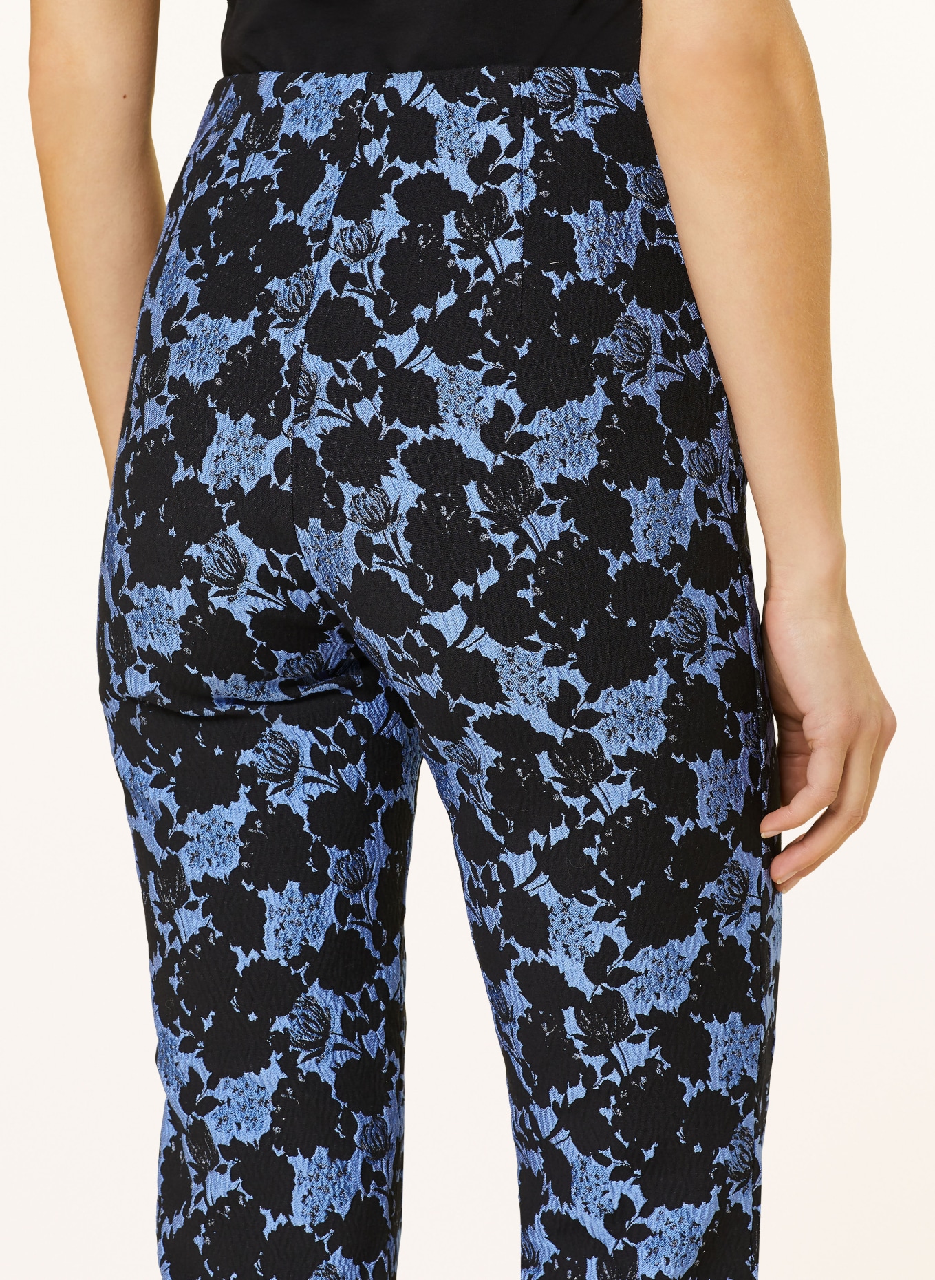 BAUM UND PFERDGARTEN 7/8 trousers NENNE made of jacquard, Color: BLACK/ BLUE (Image 5)
