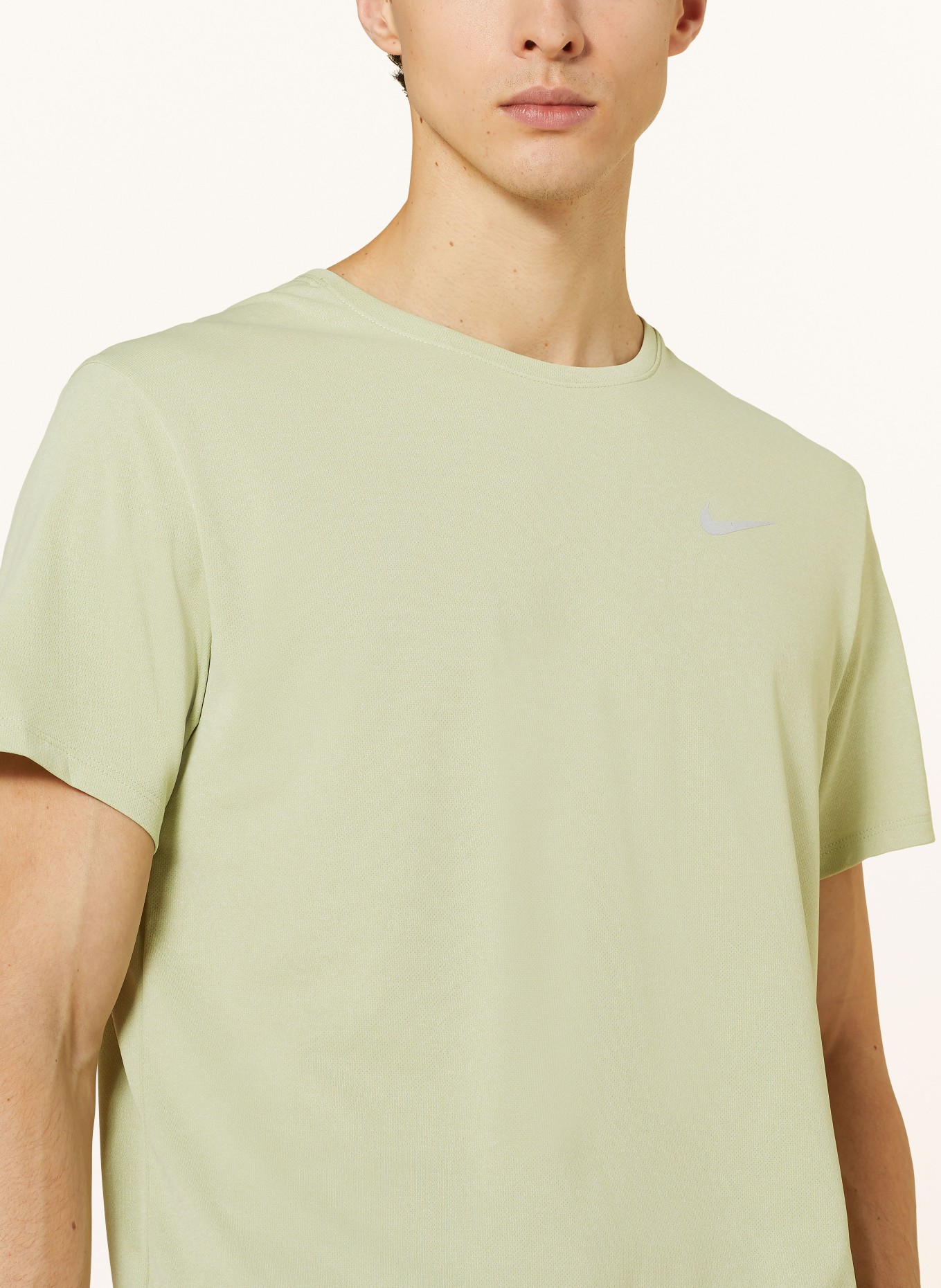 Nike T-Shirt MILER, Farbe: HELLGRÜN (Bild 4)