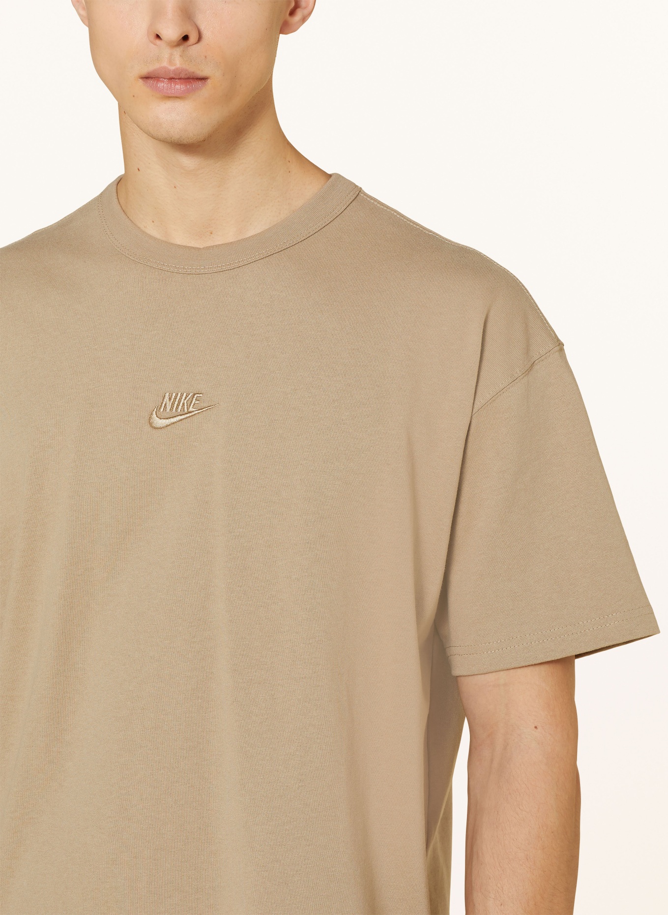 Nike T-shirt PREMIUM ESSENTIALS, Kolor: KHAKI (Obrazek 4)