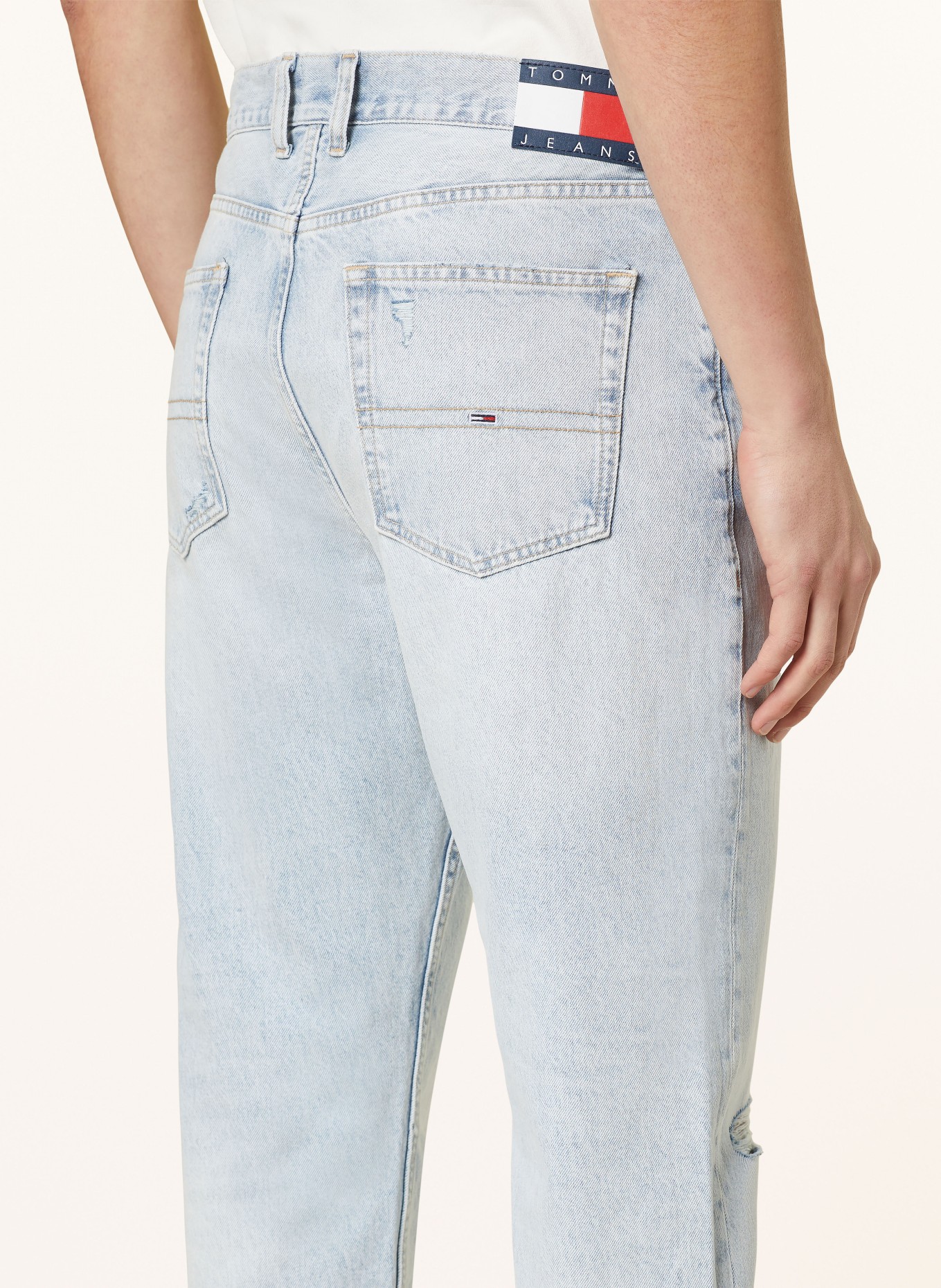 TOMMY JEANS Jeans ISAAC Relaxed Tapered Fit, Farbe: 1AB Denim Light (Bild 6)