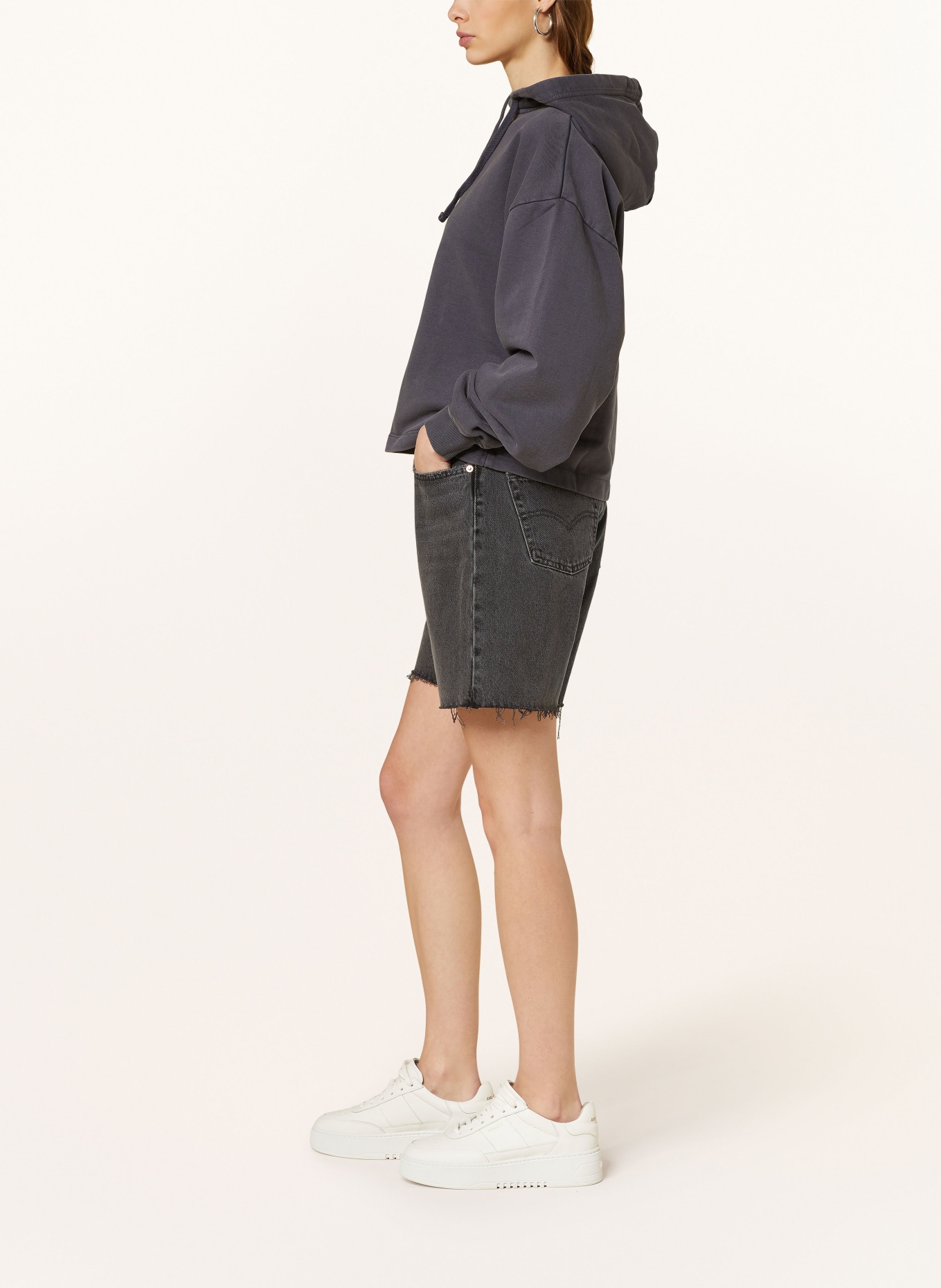 Calvin Klein Jeans Cropped mikina s kapucí, Barva: ČERNÁ (Obrázek 4)