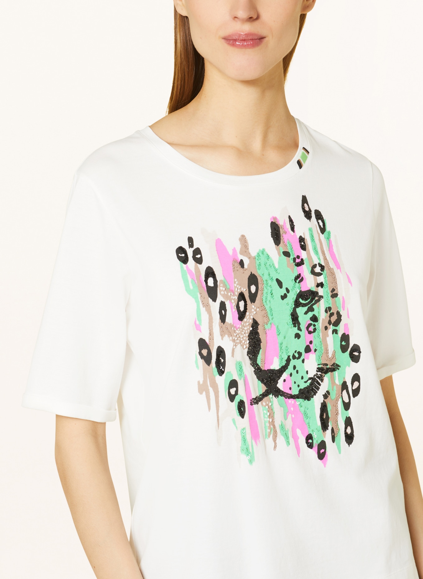 MARC CAIN T-shirt z cekinami i ozdobnymi kamykami, Kolor: 110 off (Obrazek 4)