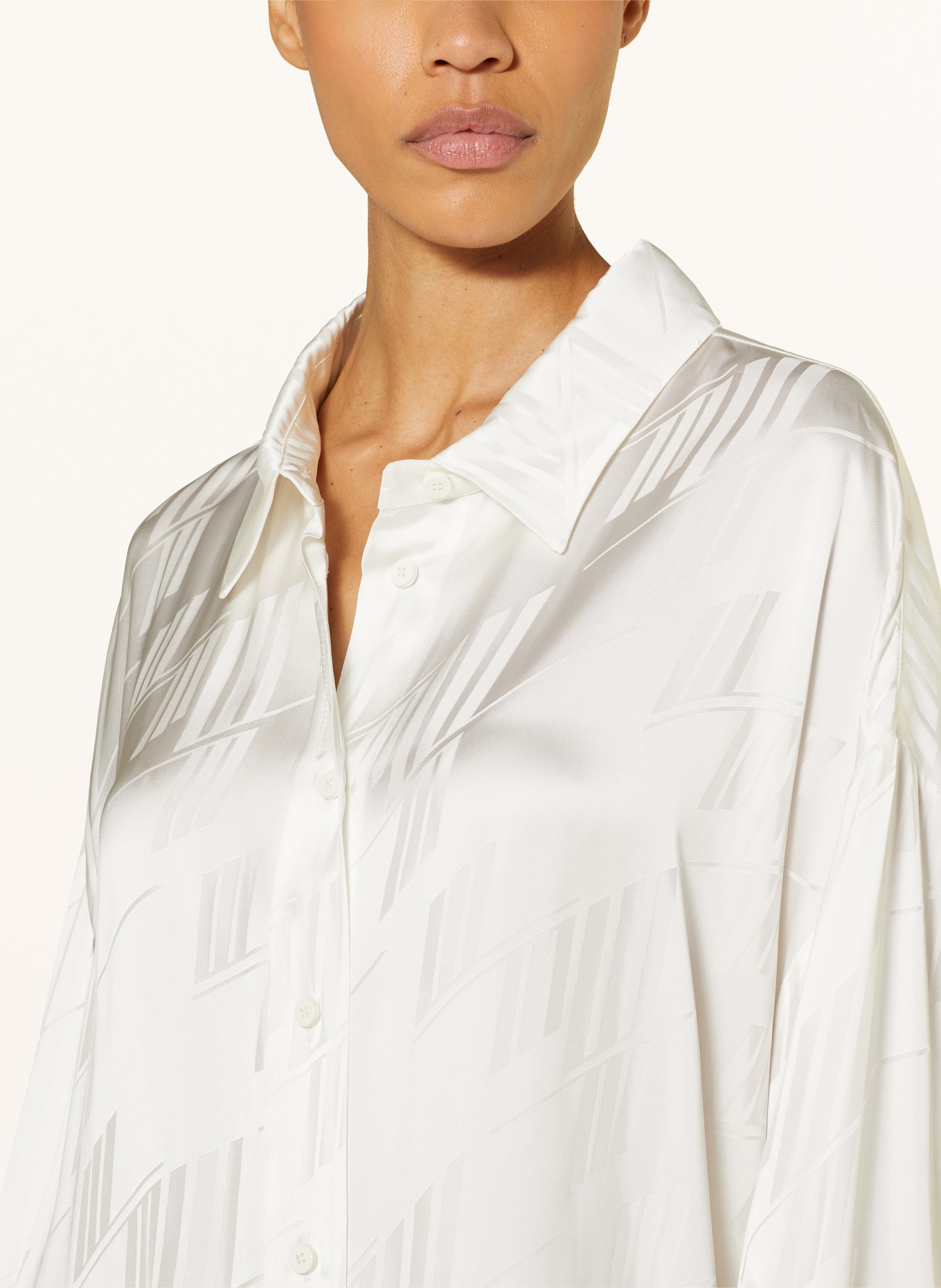 THE ATTICO Oversized shirt blouse DIANA made of satin, Color: CREAM (Image 4)