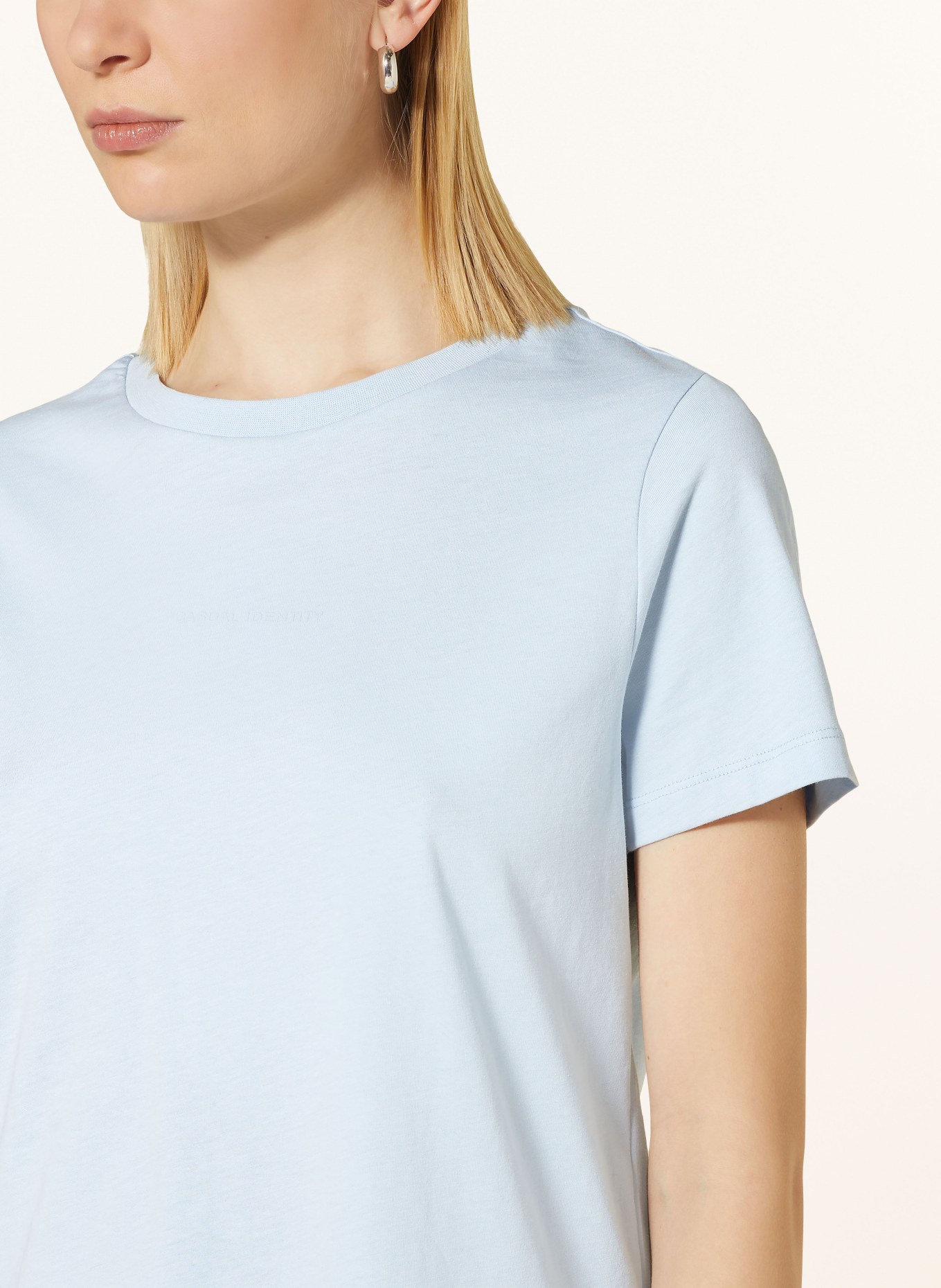 comma casual identity T-shirt in blue light