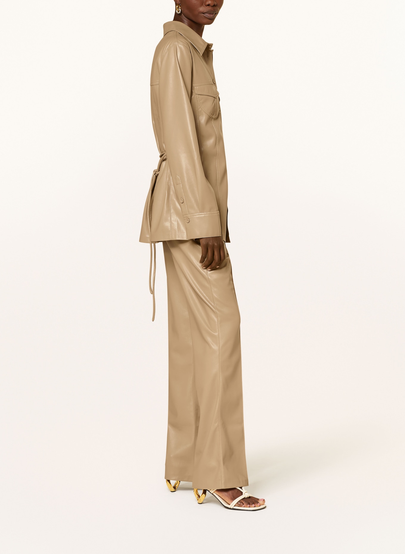 Nanushka Kalhoty LEENA v koženém vzhledu, Barva: ČERNOŠEDÁ (Obrázek 3)