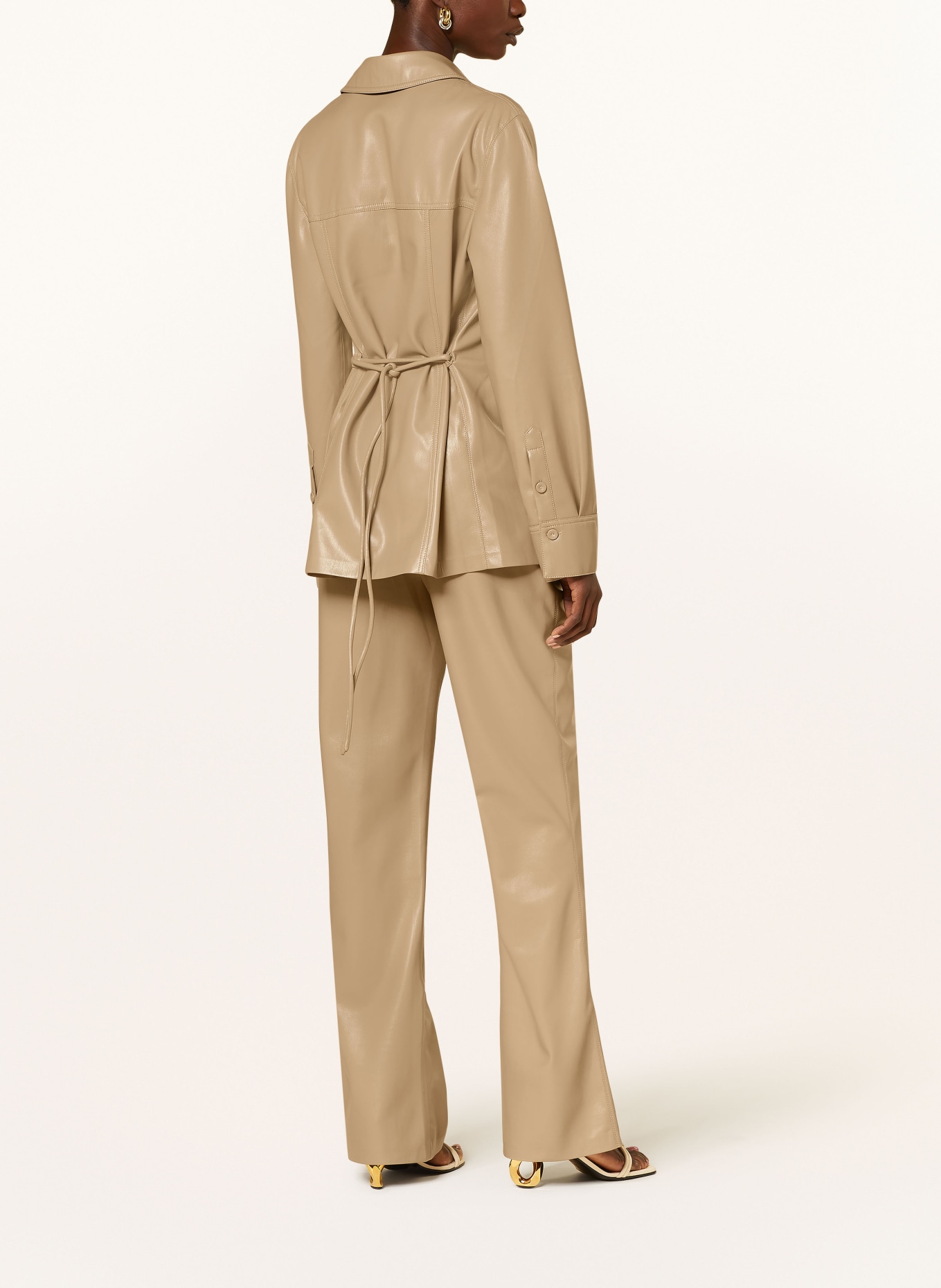 Nanushka Kalhoty LEENA v koženém vzhledu, Barva: ČERNOŠEDÁ (Obrázek 4)