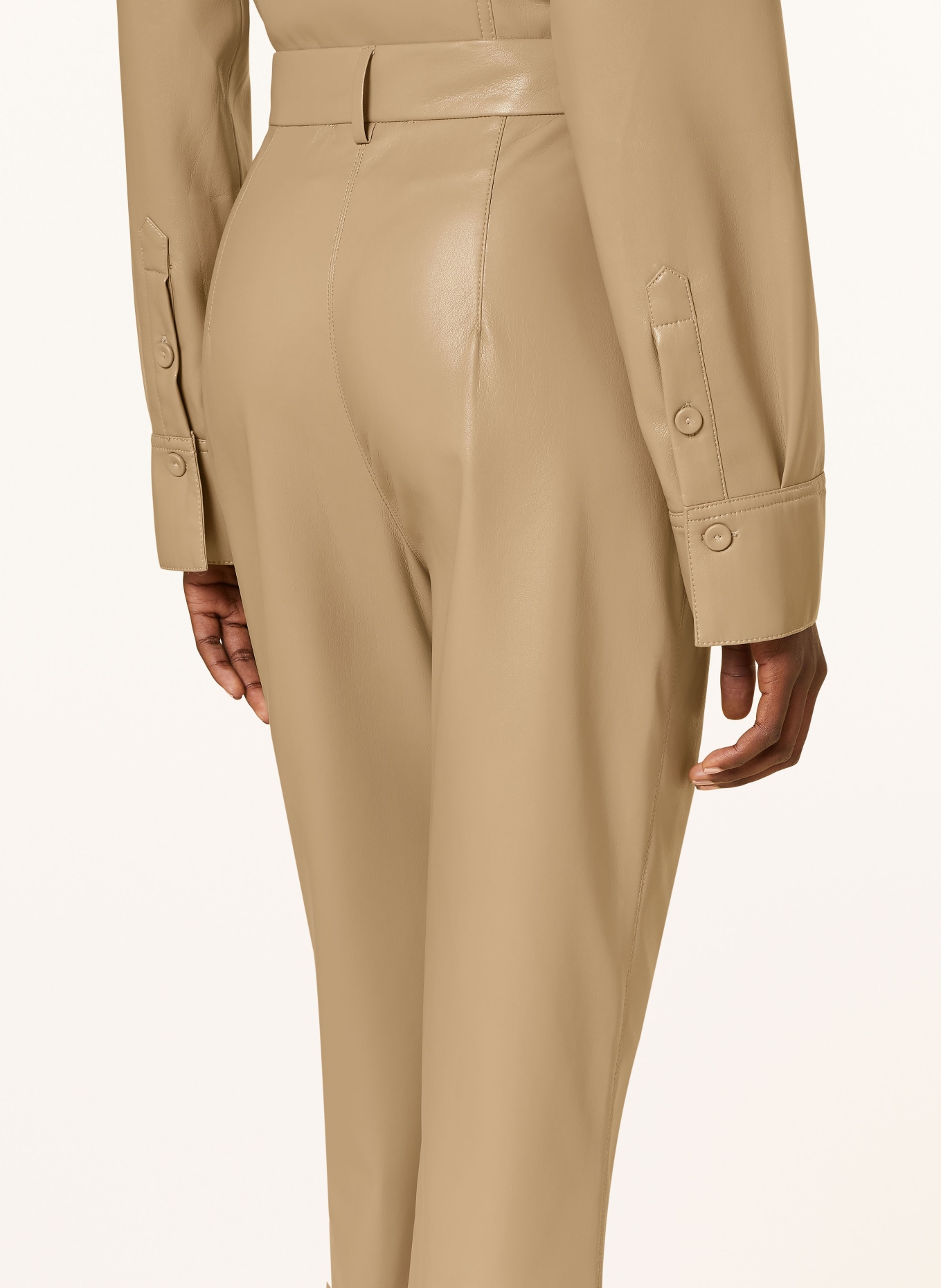 Nanushka Kalhoty LEENA v koženém vzhledu, Barva: ČERNOŠEDÁ (Obrázek 5)