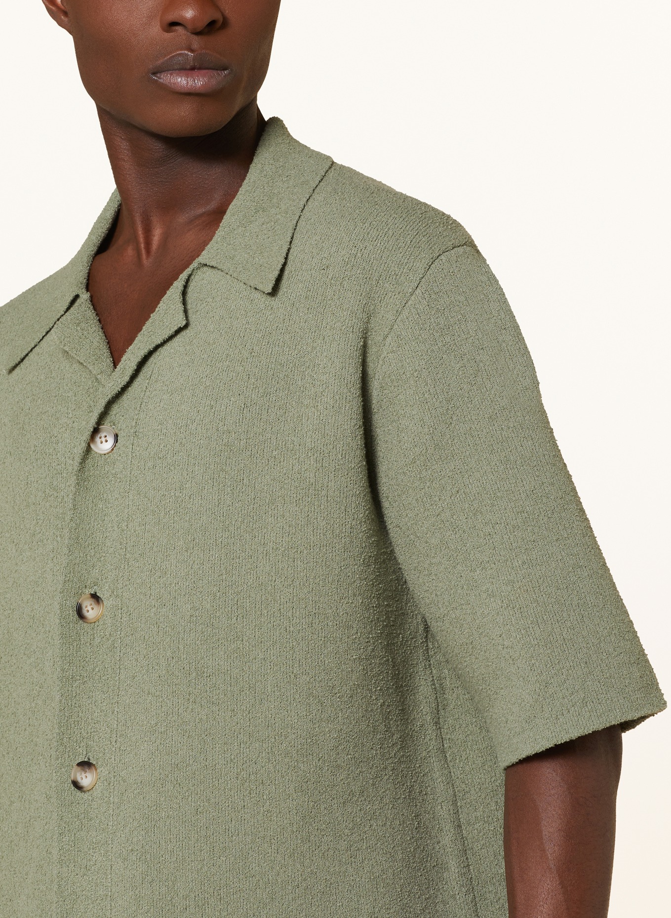 Nanushka Resorthemd ZIKO Comfort Fit aus Strick, Farbe: OLIV (Bild 4)
