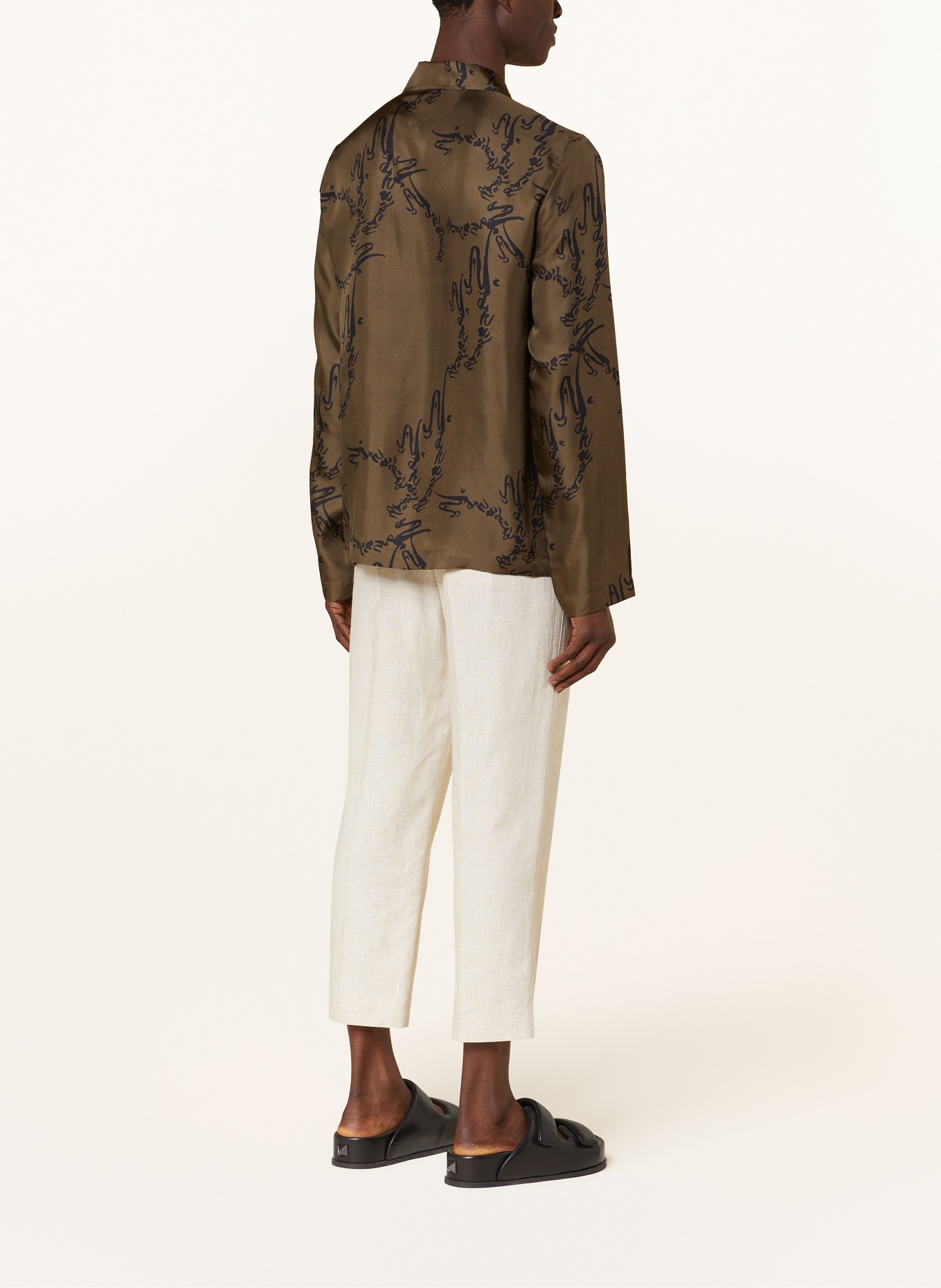 Nanushka Hedvábná košile EMIN Comfort Fit, Barva: KHAKI/ ČERNÁ (Obrázek 3)