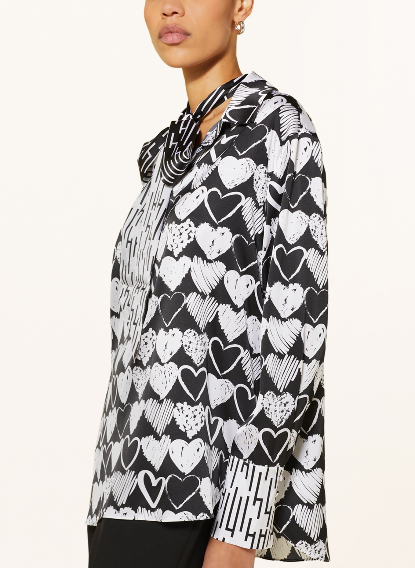 HERZEN'S ANGELEGENHEIT Shirt blouse in silk with detachable bow, Color: BLACK/ WHITE (Image 4)