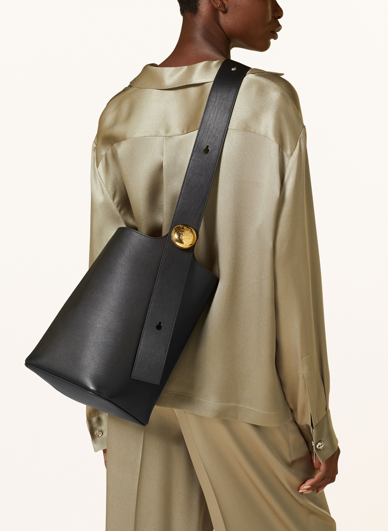 LOEWE Handtasche PEBBLE BUCKET MEDIUM in schwarz
