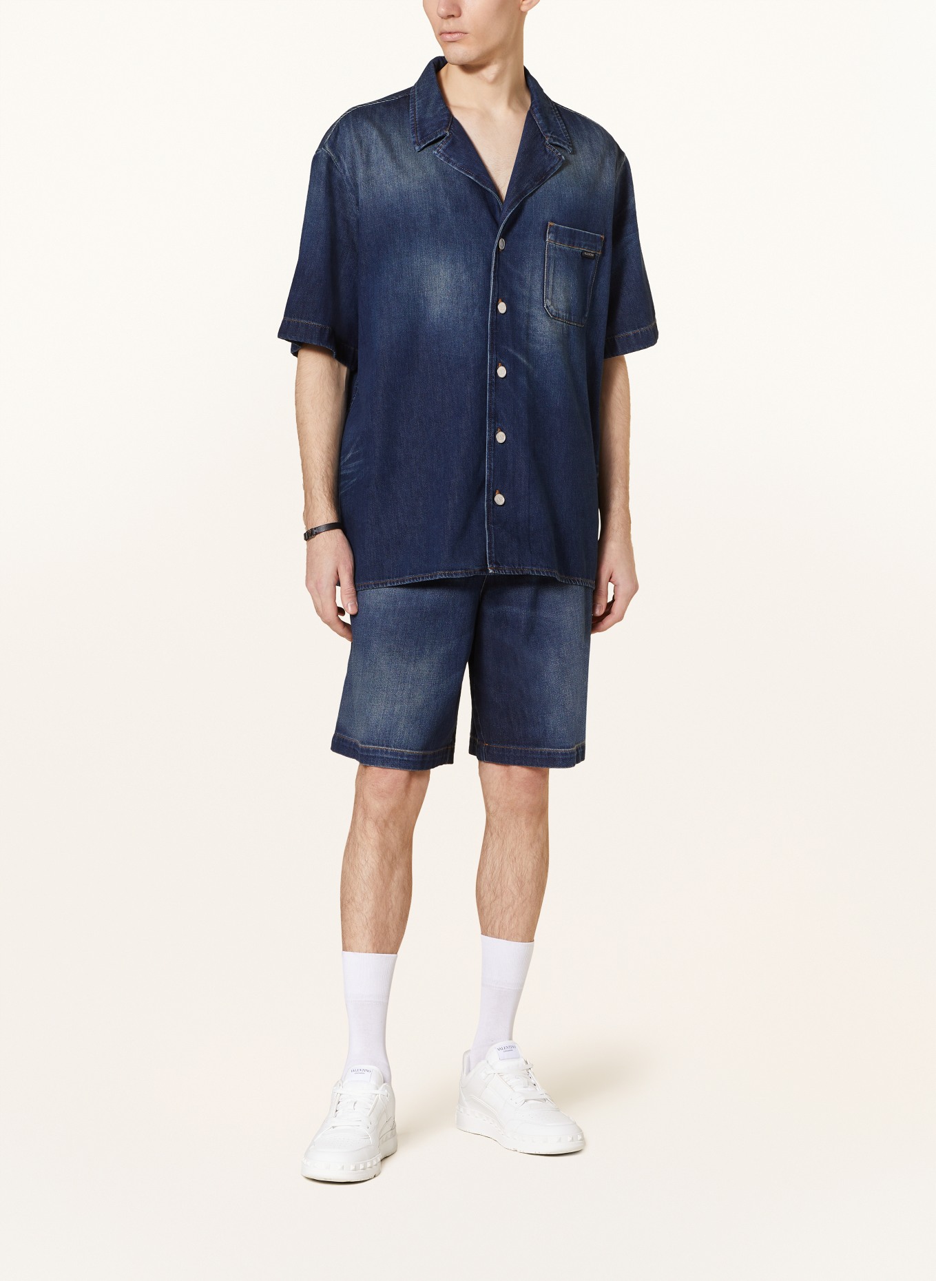 VALENTINO Koszula jeansowa comfort fit, Kolor: 528 DENIM SCURO (Obrazek 2)