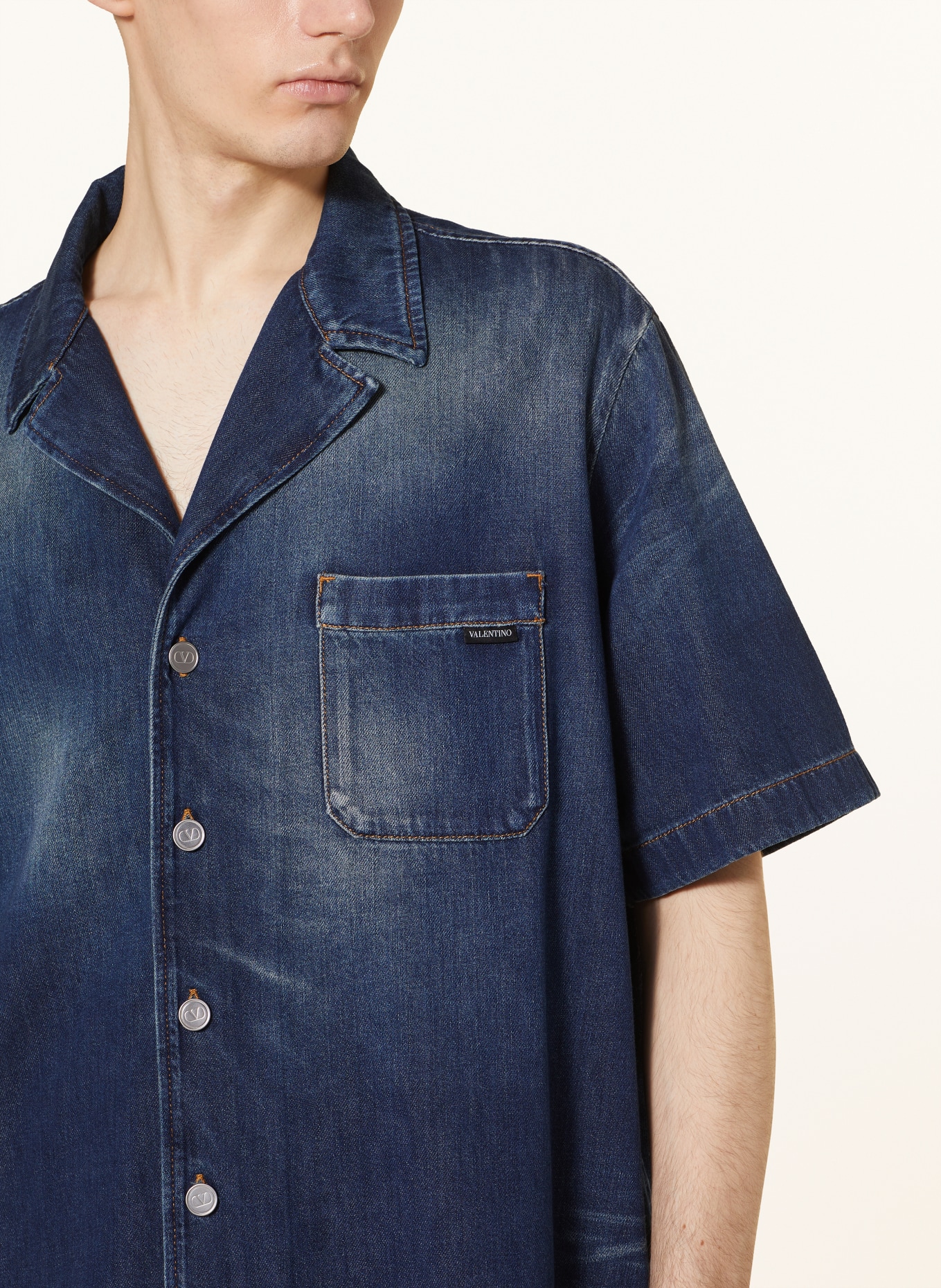 VALENTINO Koszula jeansowa comfort fit, Kolor: 528 DENIM SCURO (Obrazek 4)