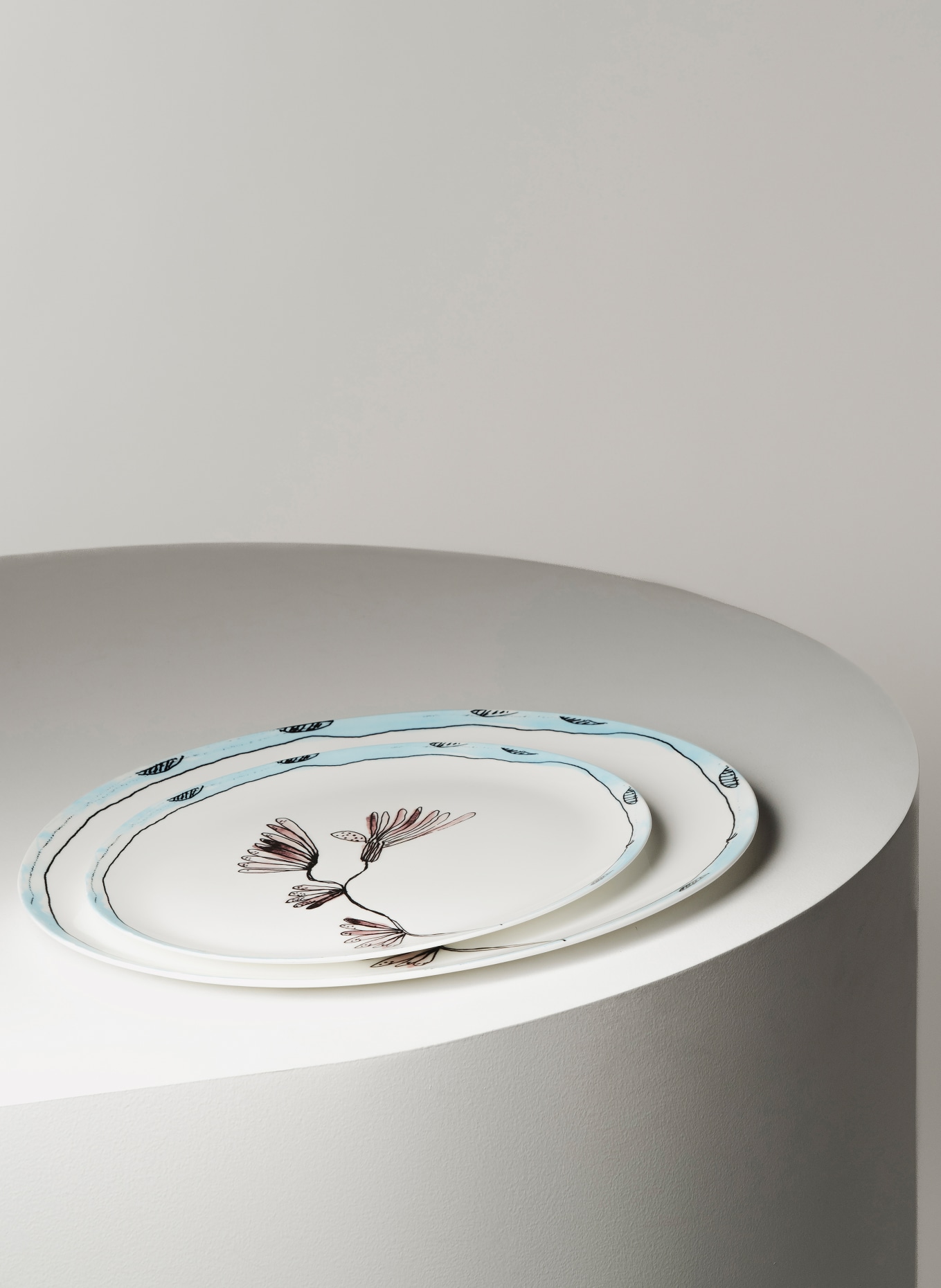 SERAX Servierplatte MIDNIGHT FLOWERS °2 L CAMELIA: BRAUN BLAU