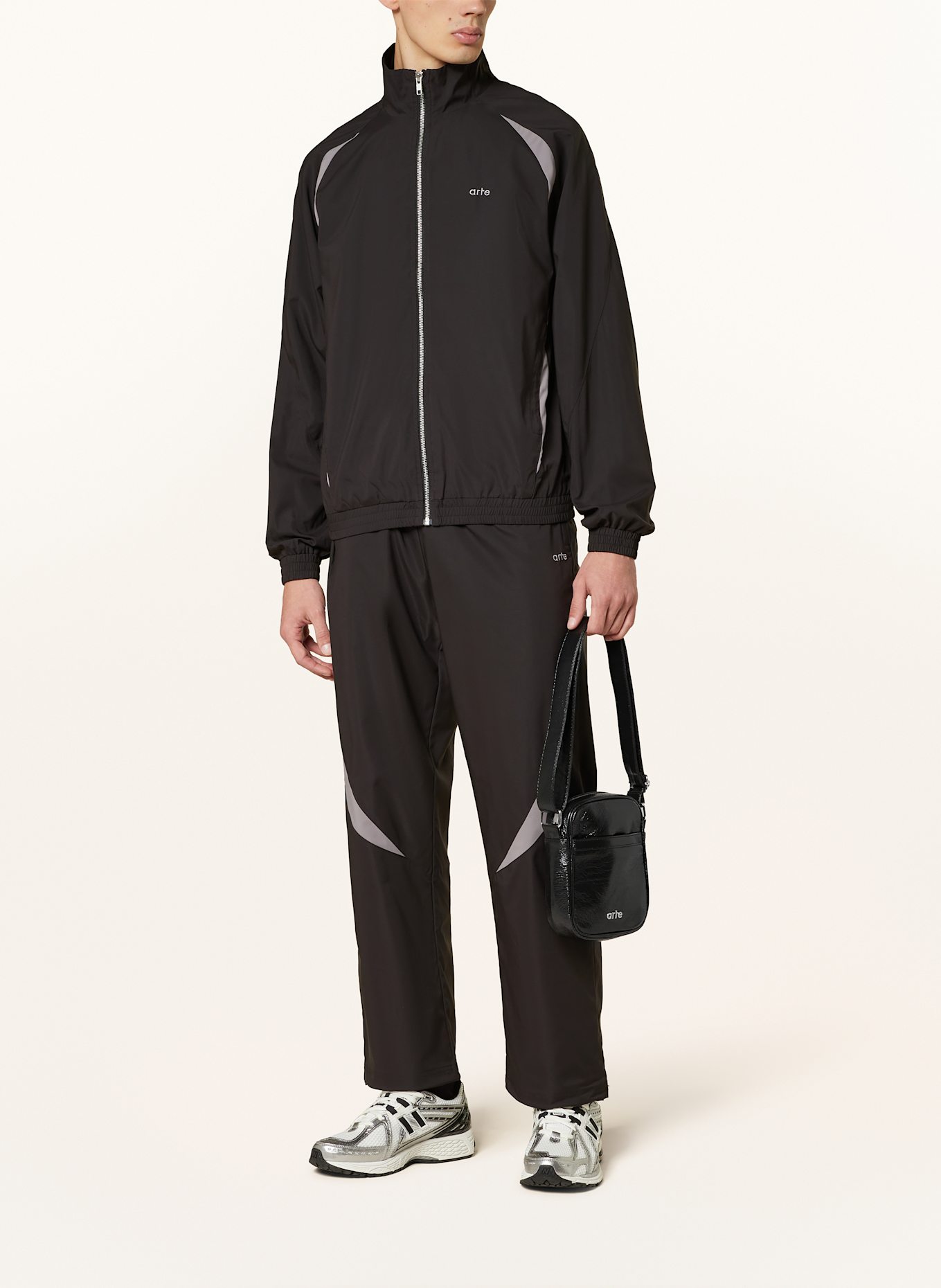 Arte Antwerp Umhängetasche: SCHWARZ