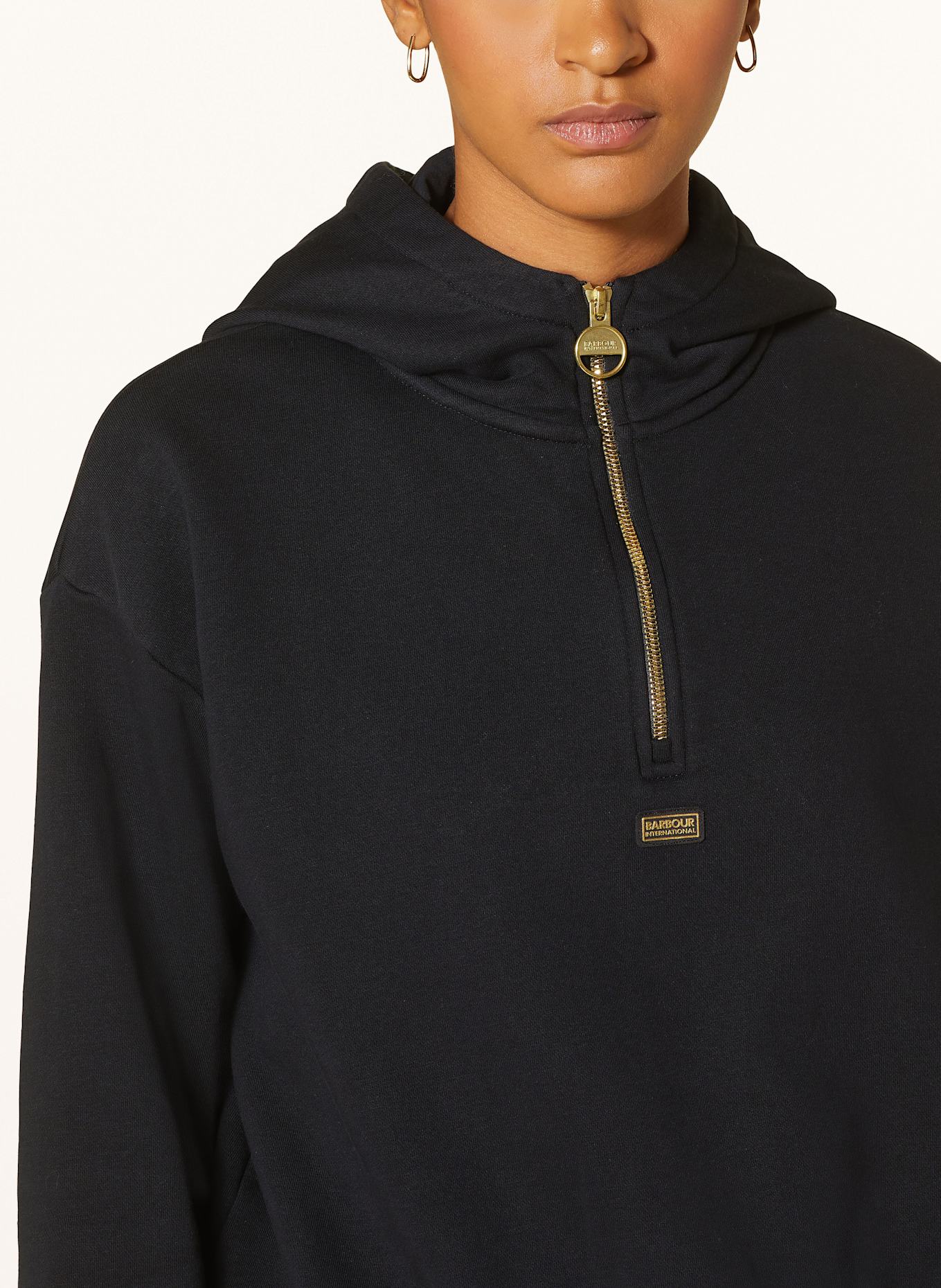 BARBOUR INTERNATIONAL Cropped mikina s kapucí PRIYA: ČERNÁ