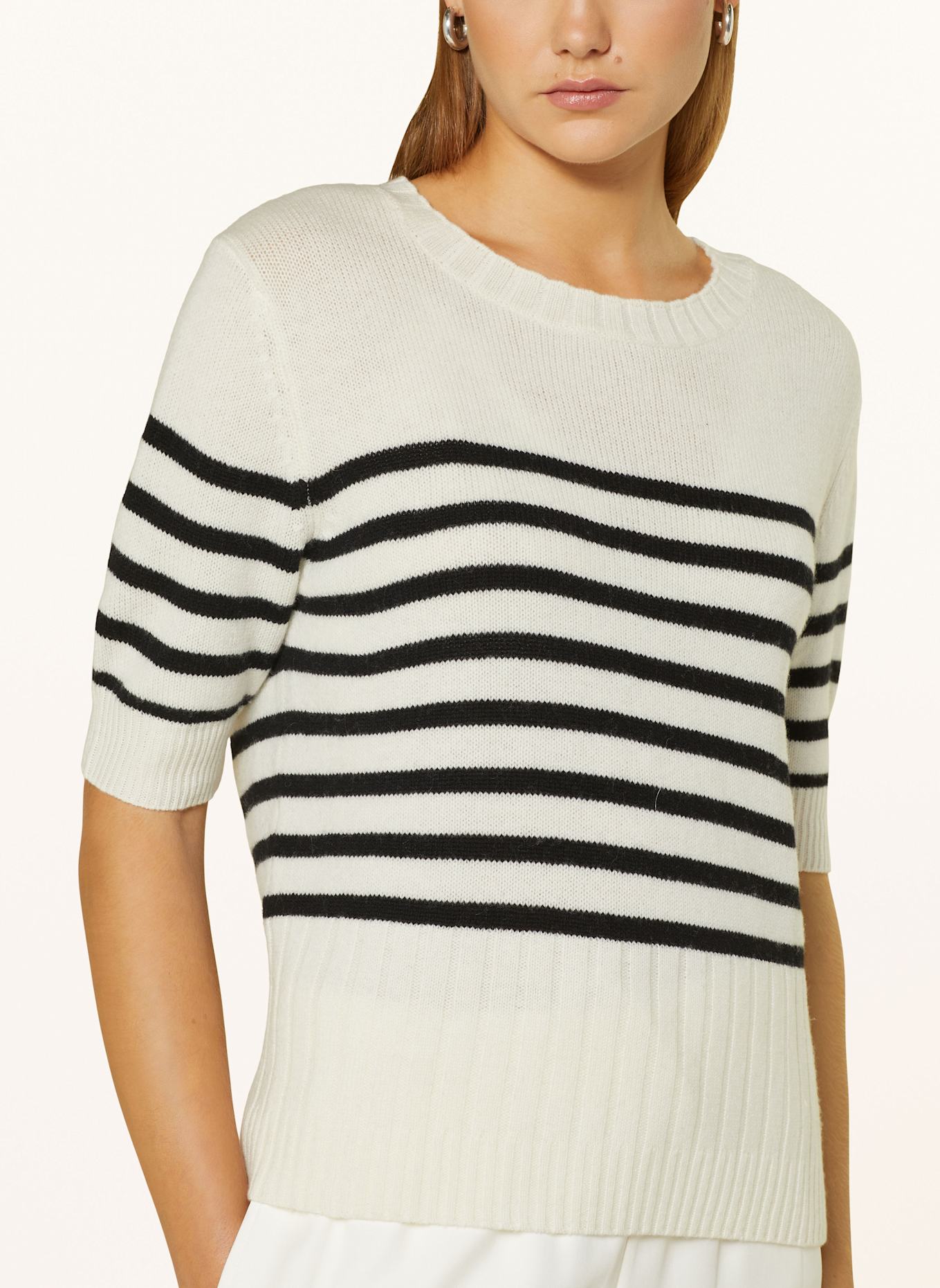 MRS & HUGS Dzianinowa koszulka: ECRU / CZARNY