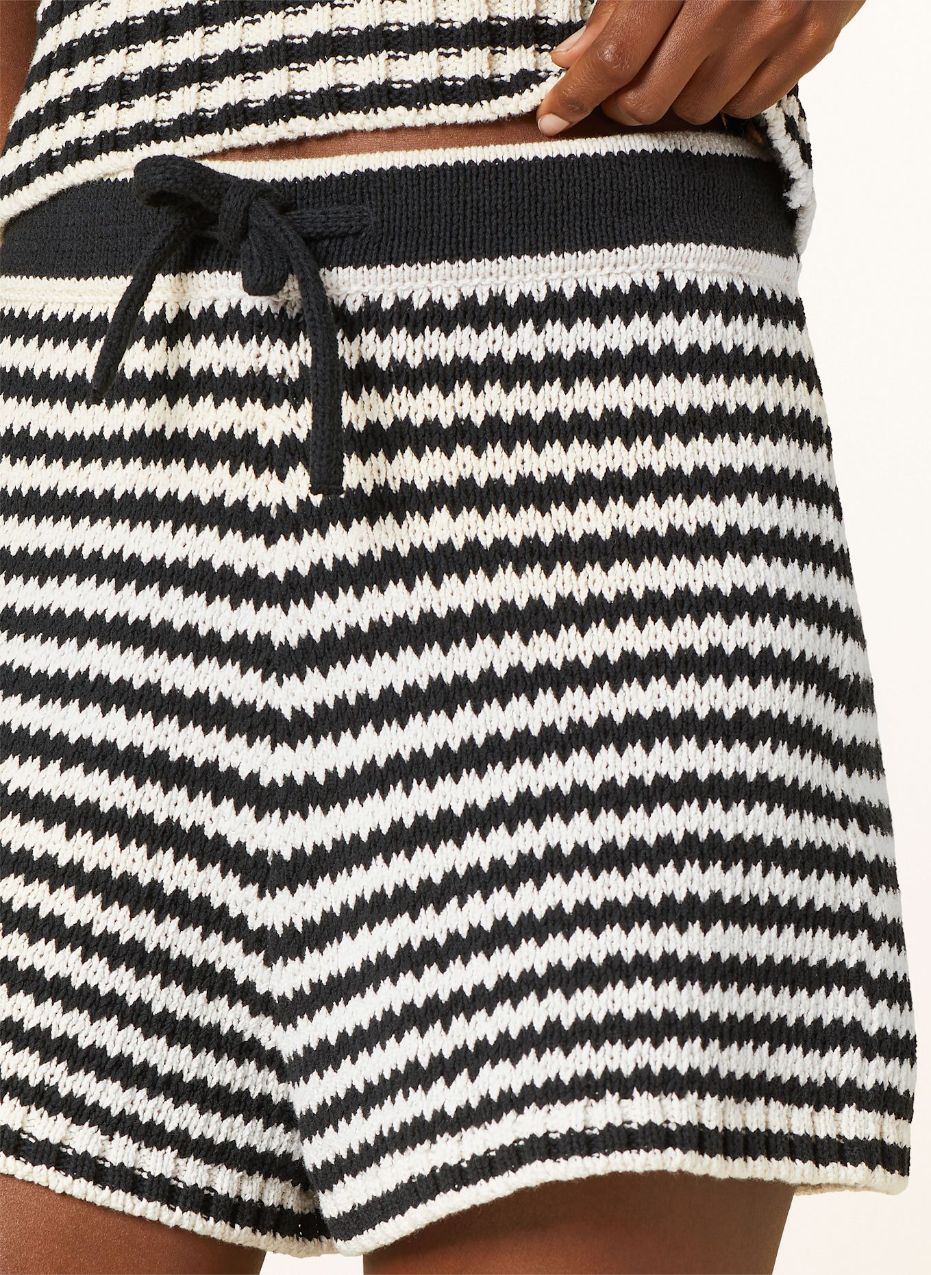 CLOSED Strickshorts: SCHWARZ/ WEISS
