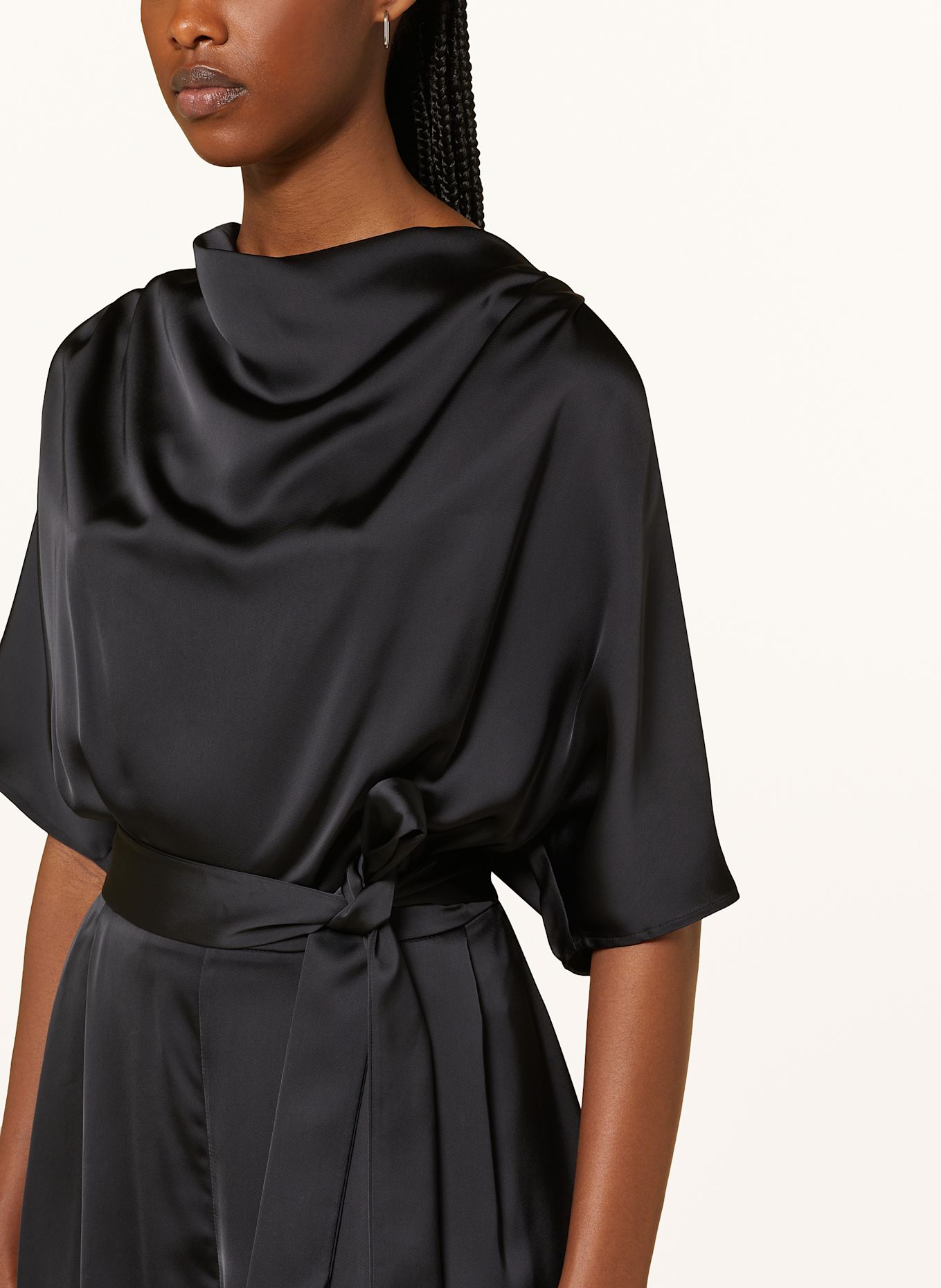 HUGO Saténový overal KASMINA: ČERNÁ