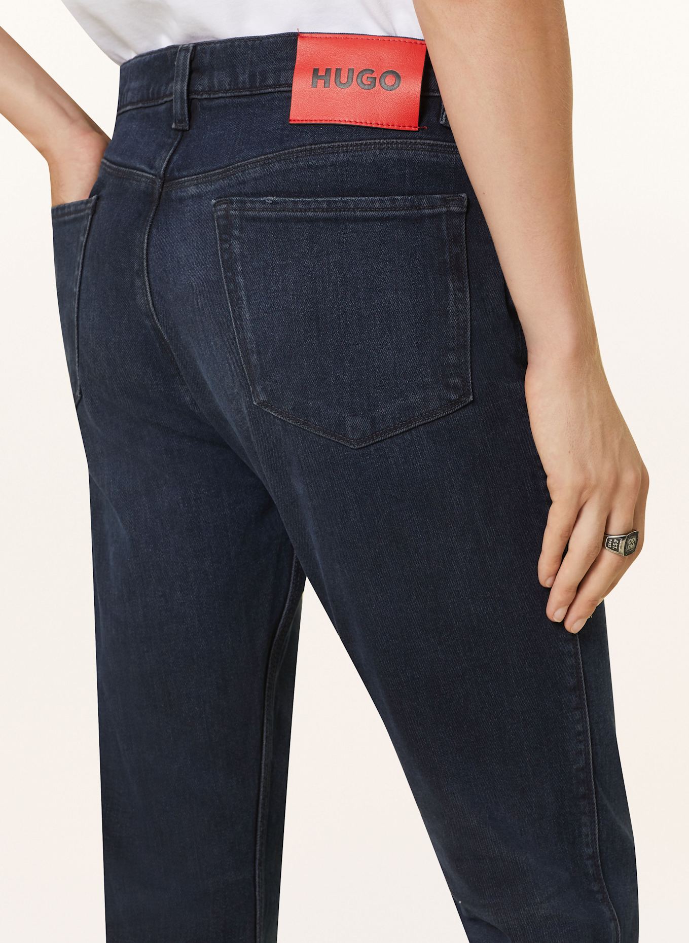 HUGO Jeansy 708 slim fit, Kolor: 407 DARK BLUE (Obrazek 6)