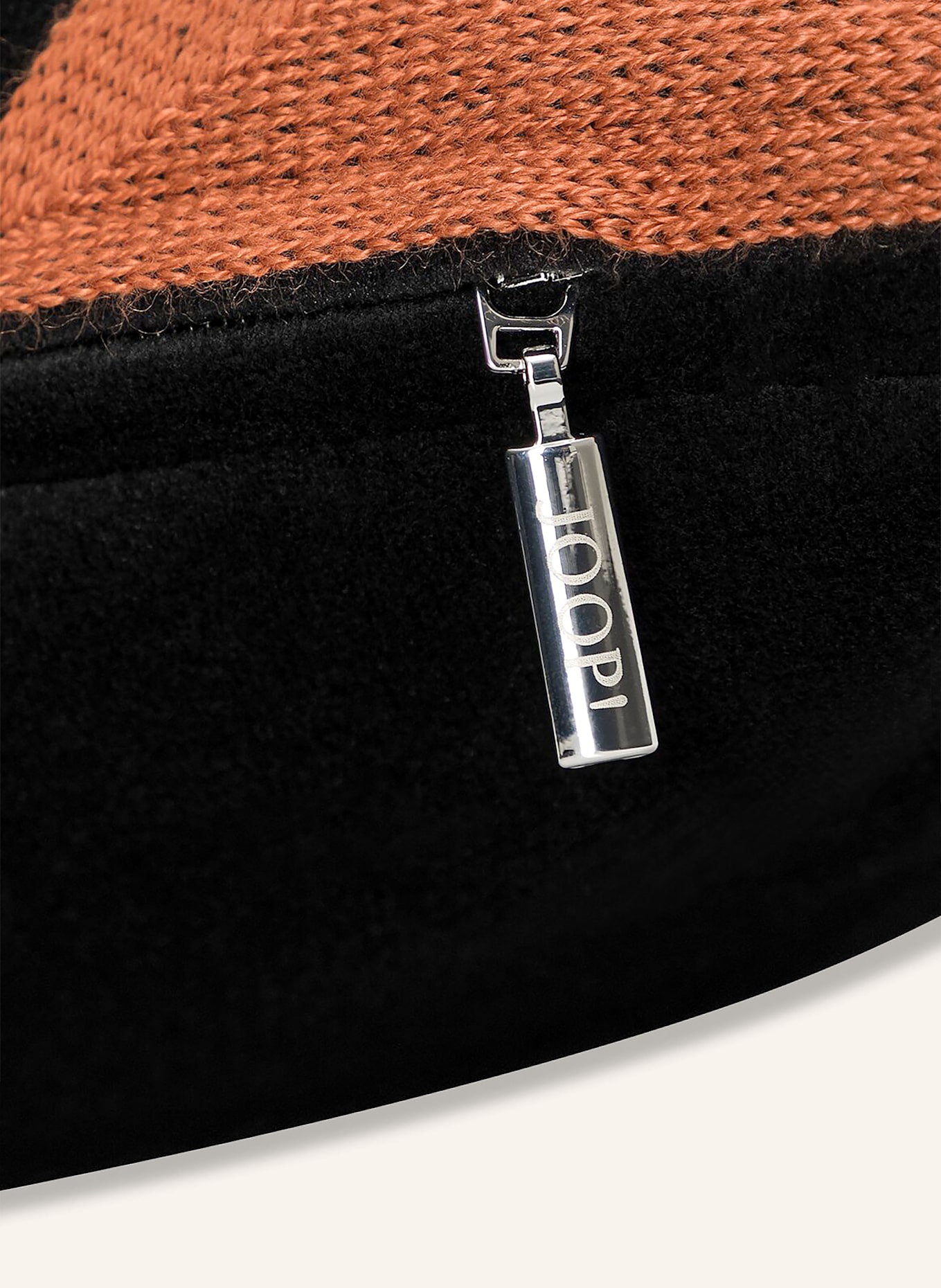 JOOP! Dekokissenhülle J!GRAPHIC aus Samt: DUNKELORANGE / SCHWARZ