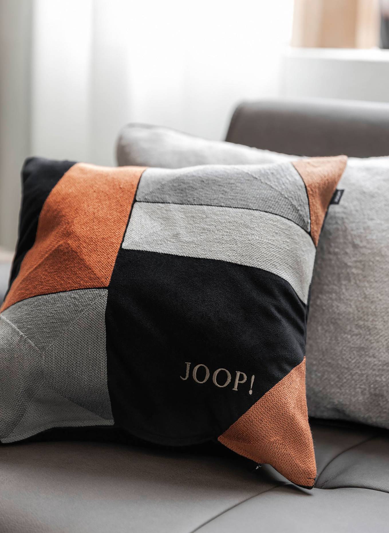 JOOP! Dekokissenhülle J!GRAPHIC aus Samt: DUNKELORANGE / SCHWARZ