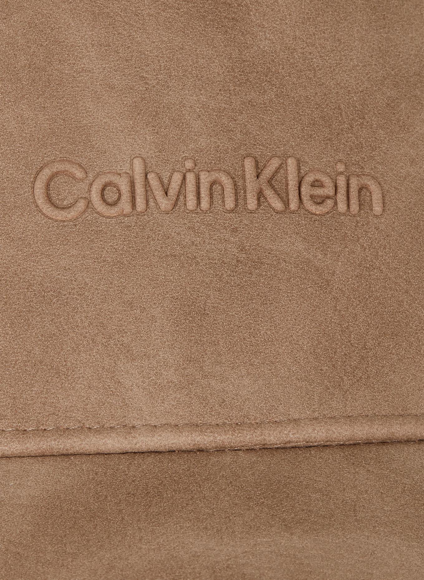 Calvin Klein Cap in Lederoptik: TAUPE