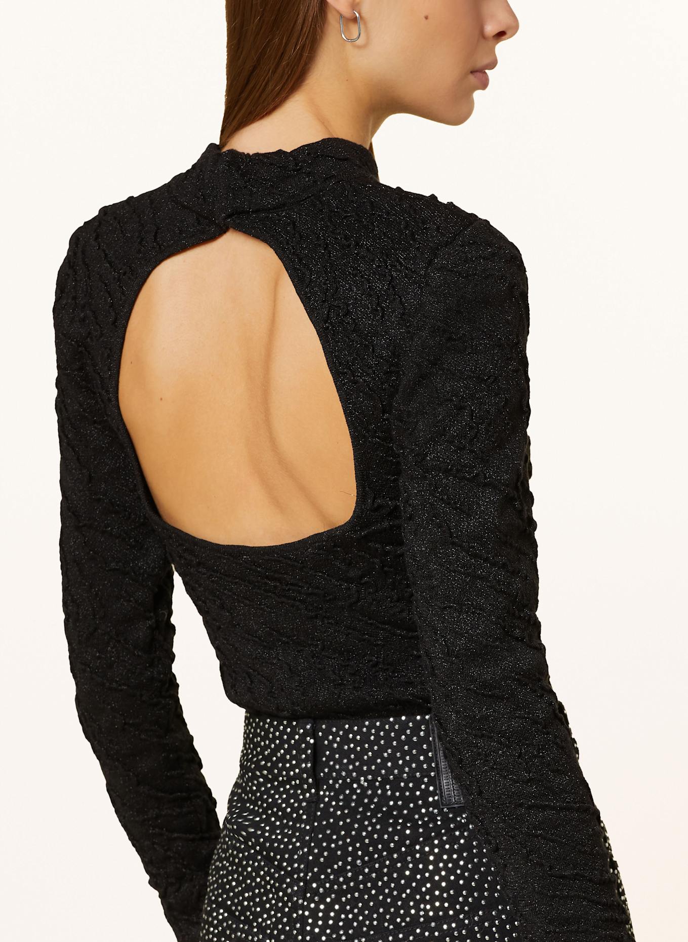 GESTUZ Svetr PILLAGZ s průstřihem a třpytivou přízí: ČERNÁ