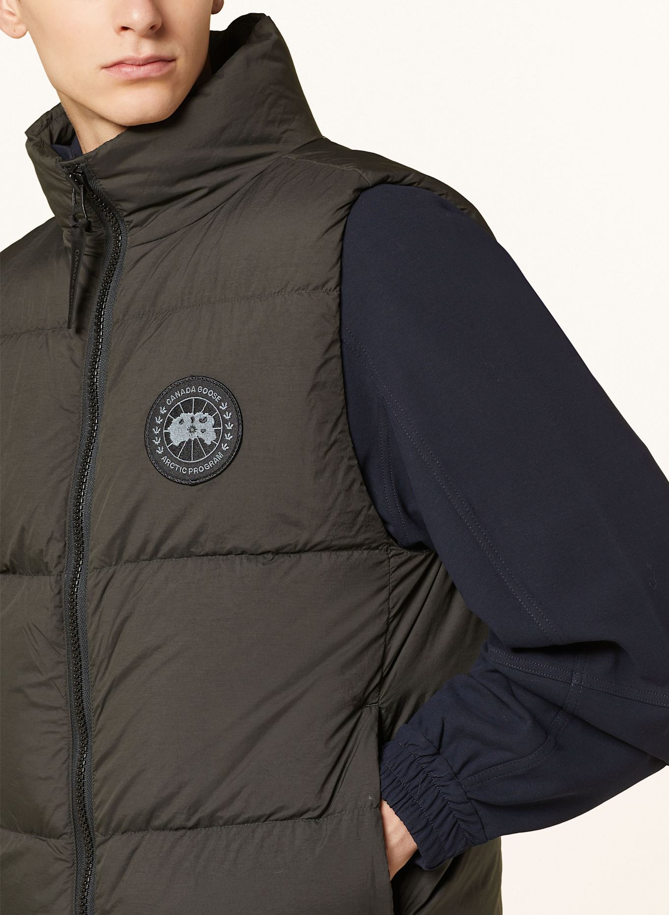CANADA GOOSE Péřová vesta LAWRENCE: TMAVĚ ZELENÁ