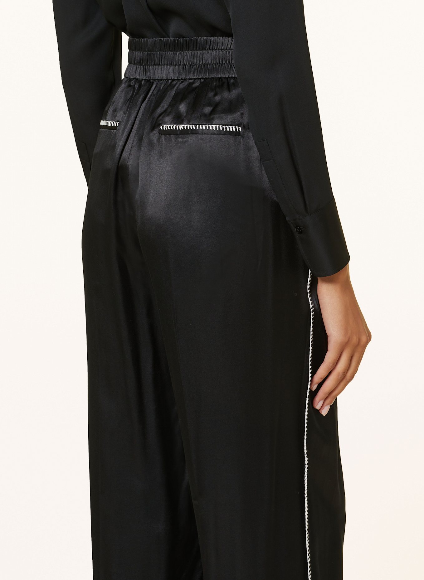 ALLSAINTS Marlene kalhoty CHARLI s hedvábím: ČERNÁ