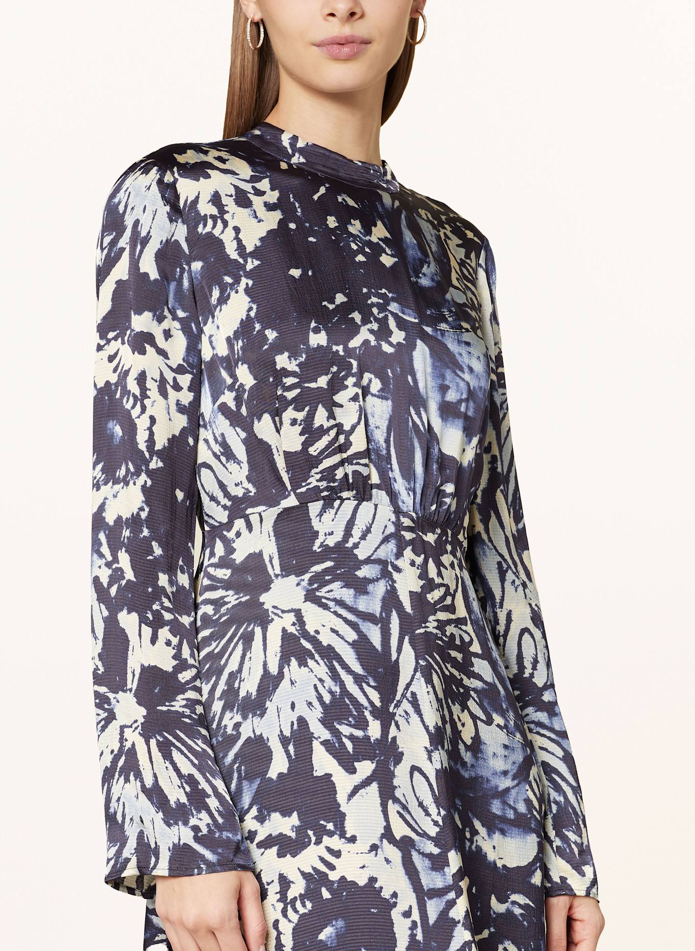 WHISTLES Satin dress, Color: LoveShackFancy ruffle-panel dress Plus Kurzärmliges T-Shirt mit Monogrammlogo in Schwarz (Image 4)