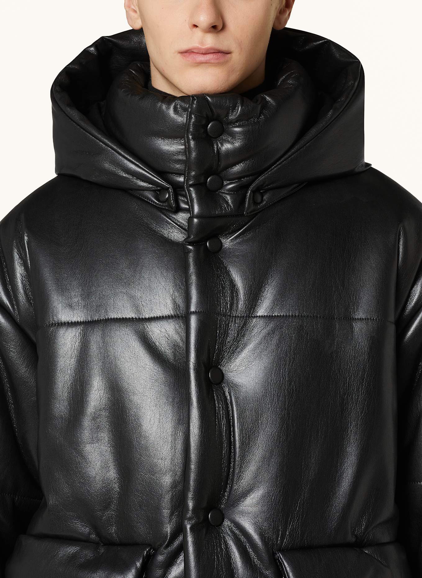 Nanushka Steppjacke HIDE in Lederoptik mit abnehmbarer Kapuze: SCHWARZ