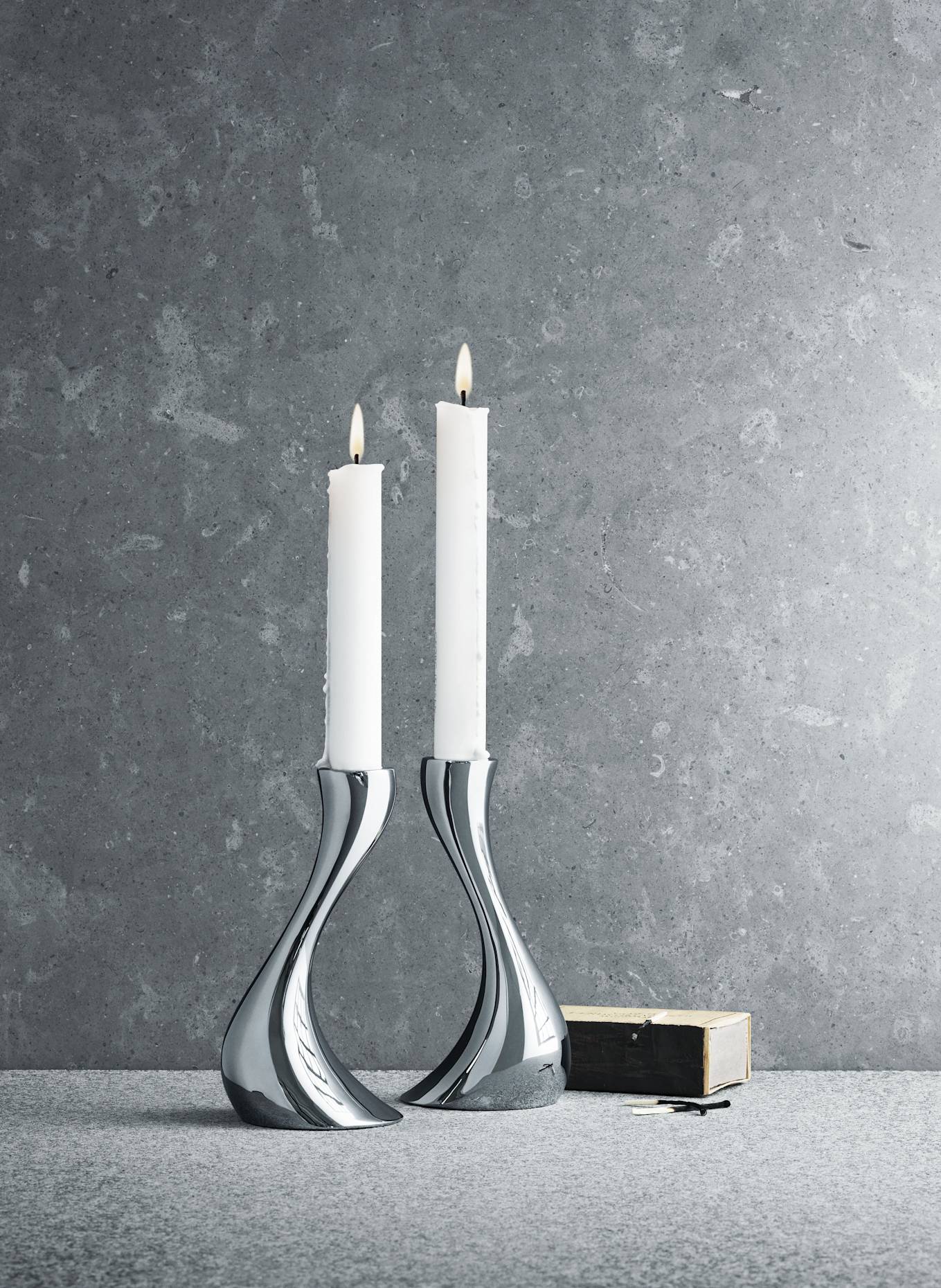 GEORG JENSEN Sada dvou svícnů COBRA SMALL: STŘÍBRNÁ