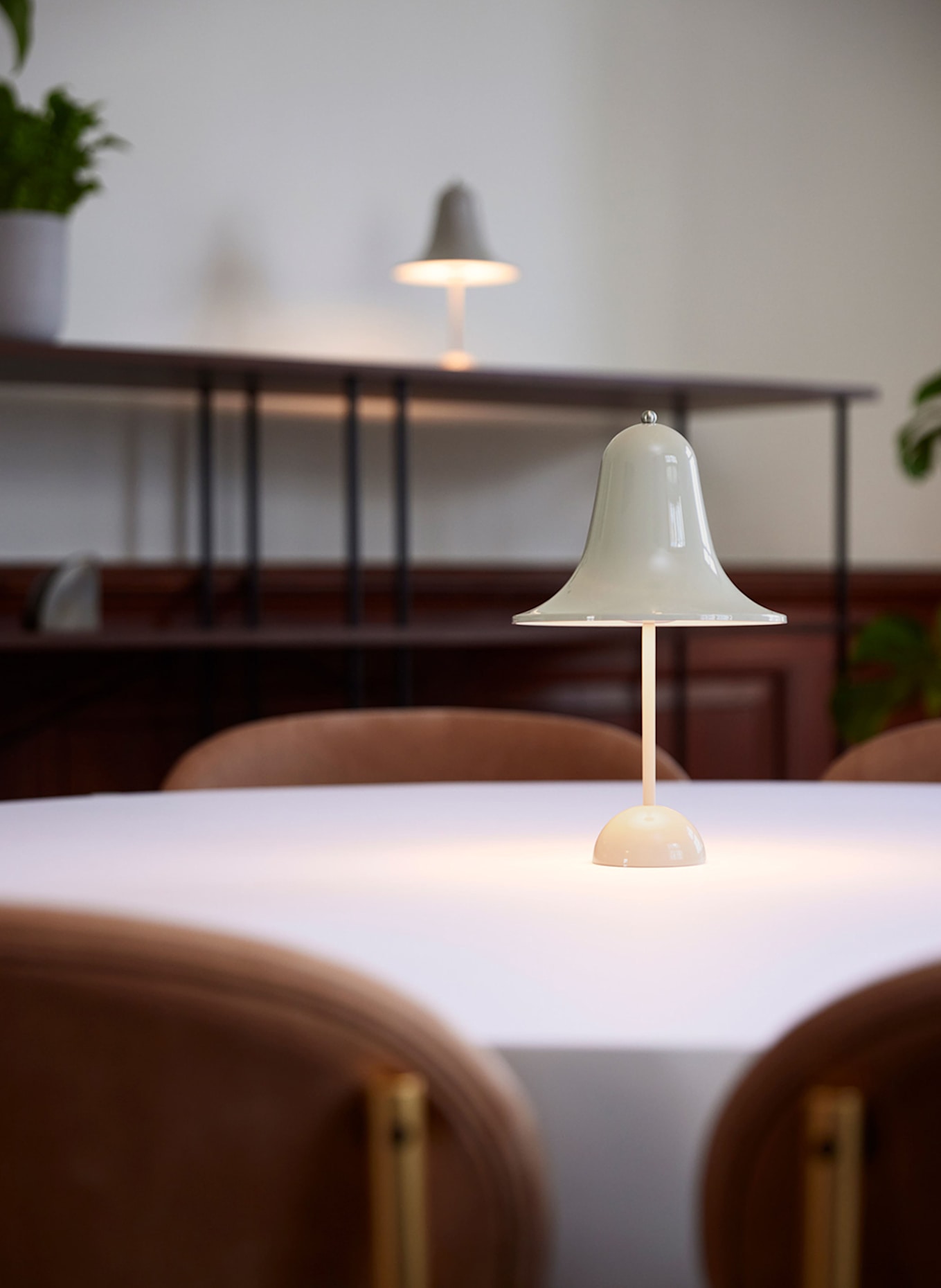 VERPAN Stolní lampa PANTOP PORTABLE: ŠEDÁ