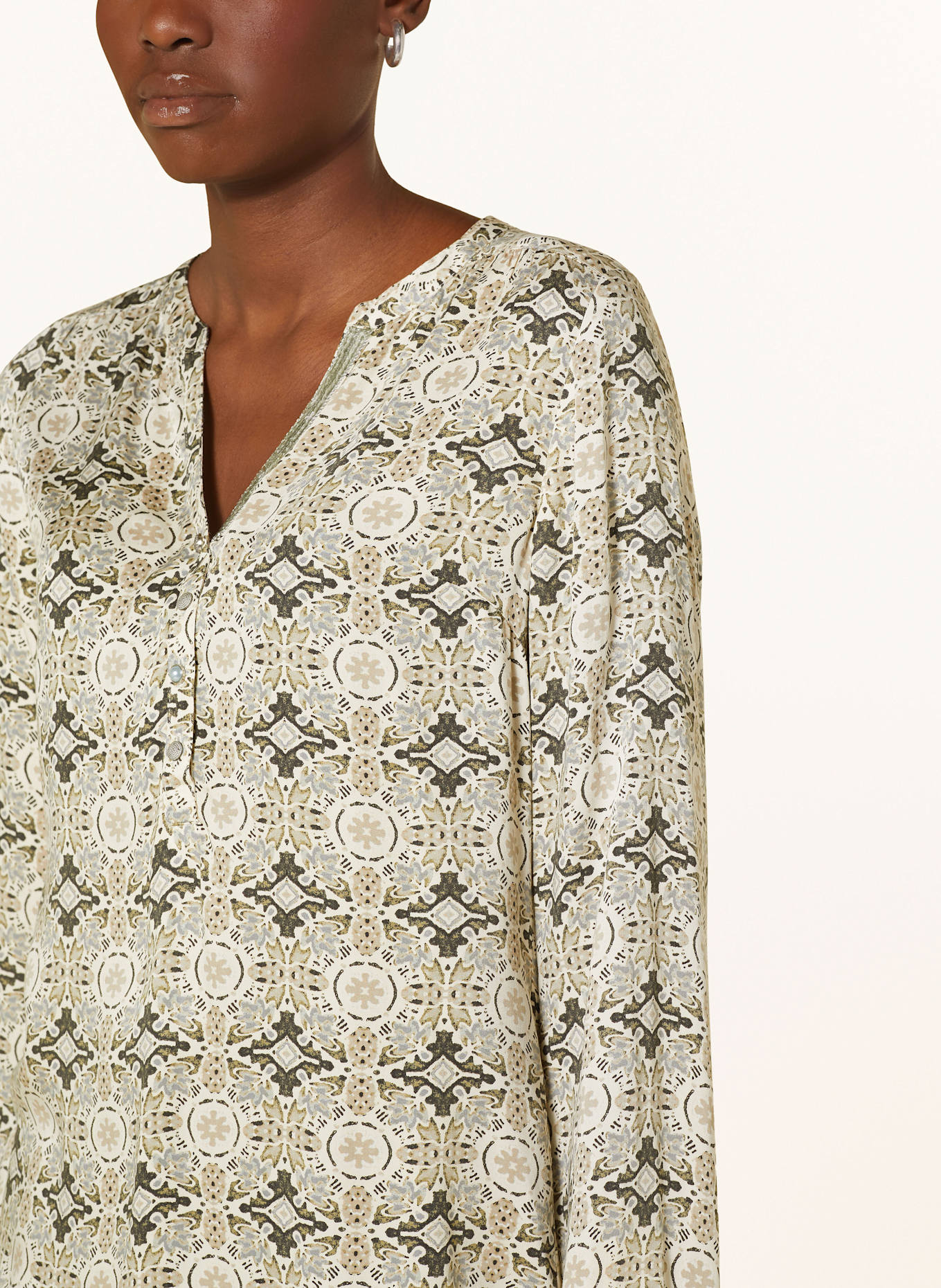 CARTOON Blusenshirt mit Pailletten: CREME / GRÜN / BLAUGRAU