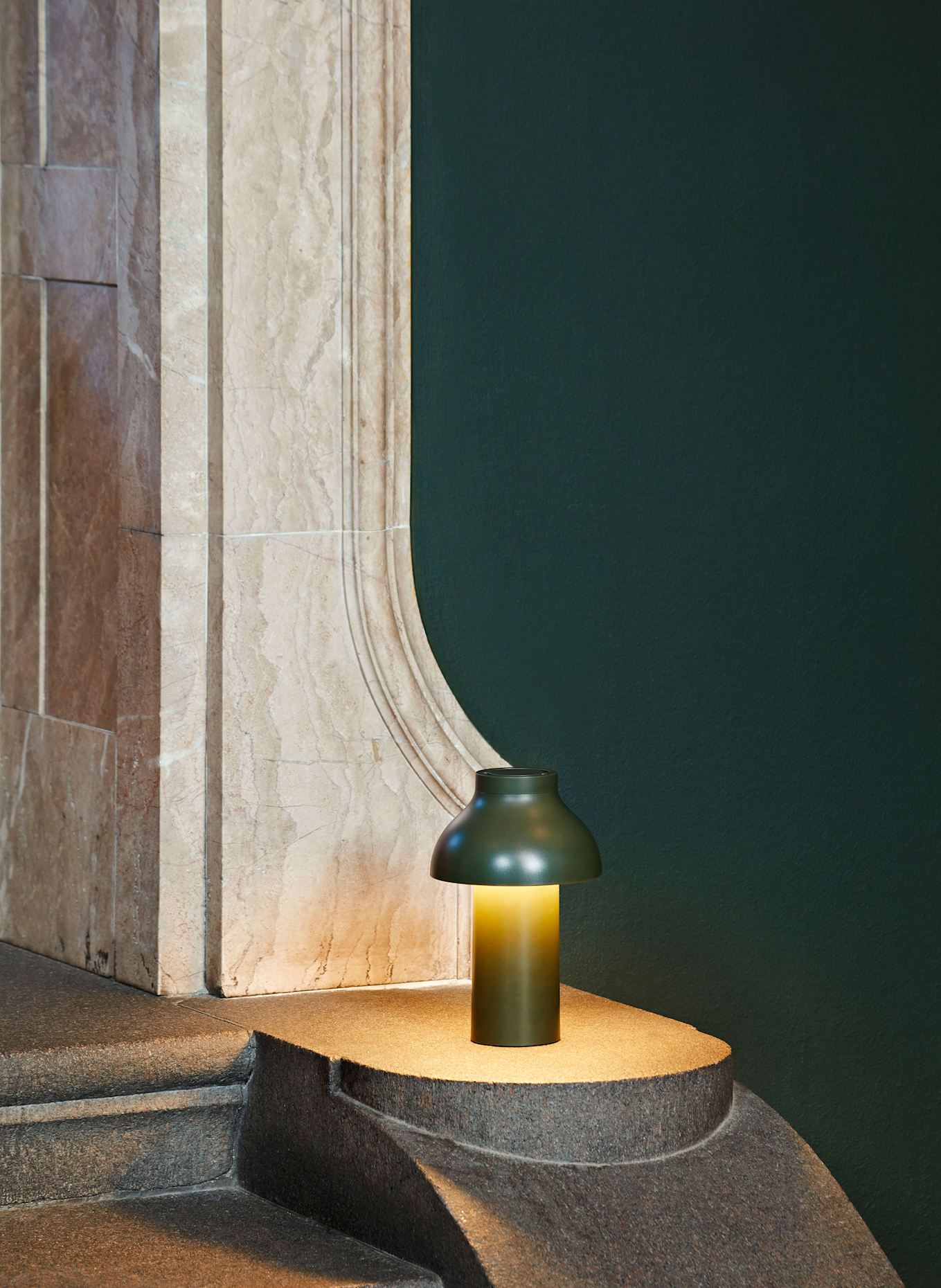 HAY Tischleuchte PC PORTABLE: OLIV