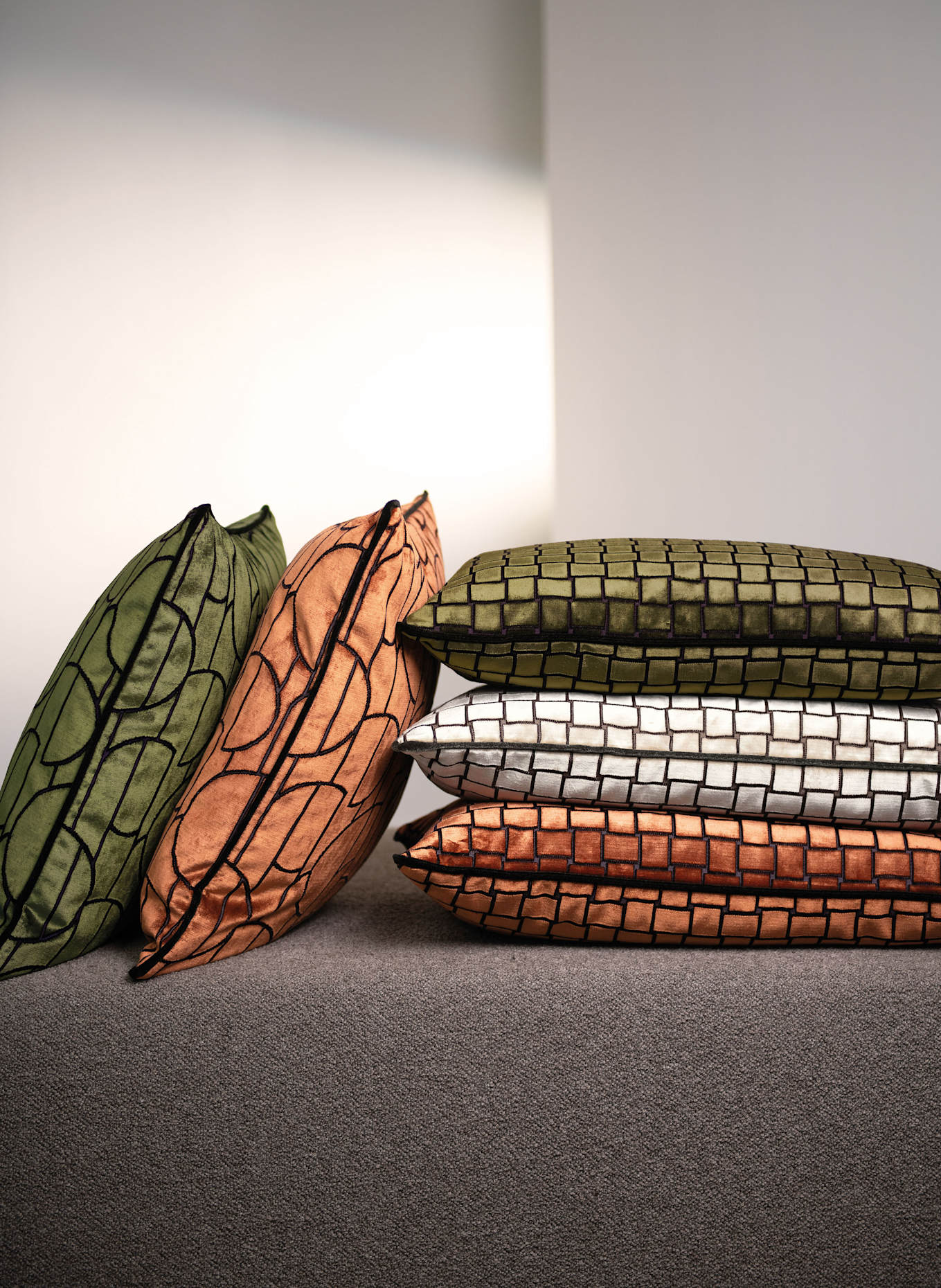 ROHLEDER Dekokissen MOONRAKER aus Samt: OLIV / SCHWARZ