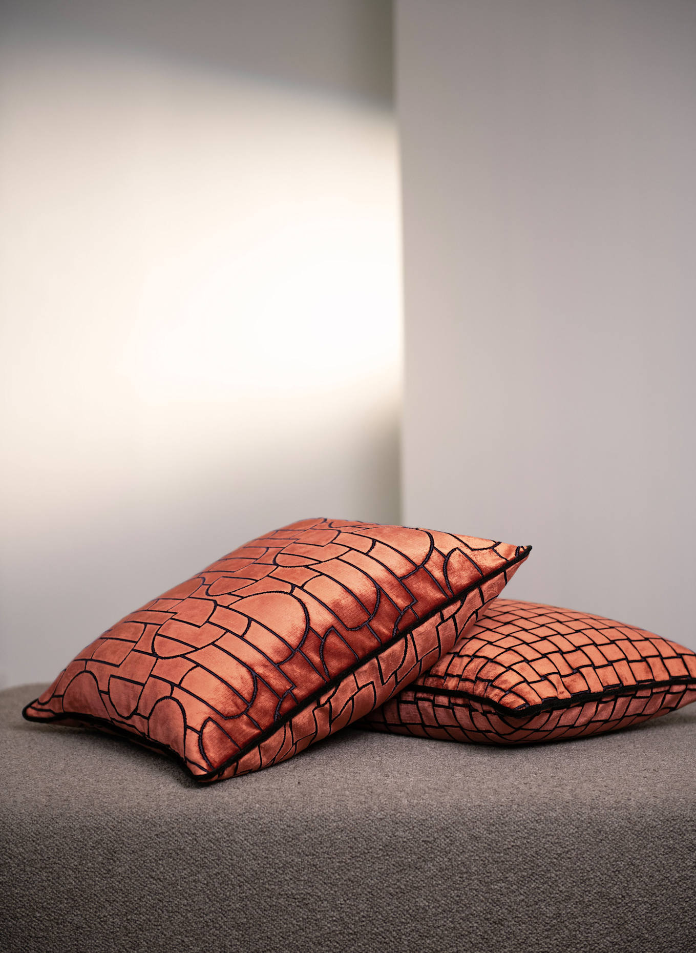 ROHLEDER Dekokissen MOONRAKER aus Samt: ORANGE / SCHWARZ