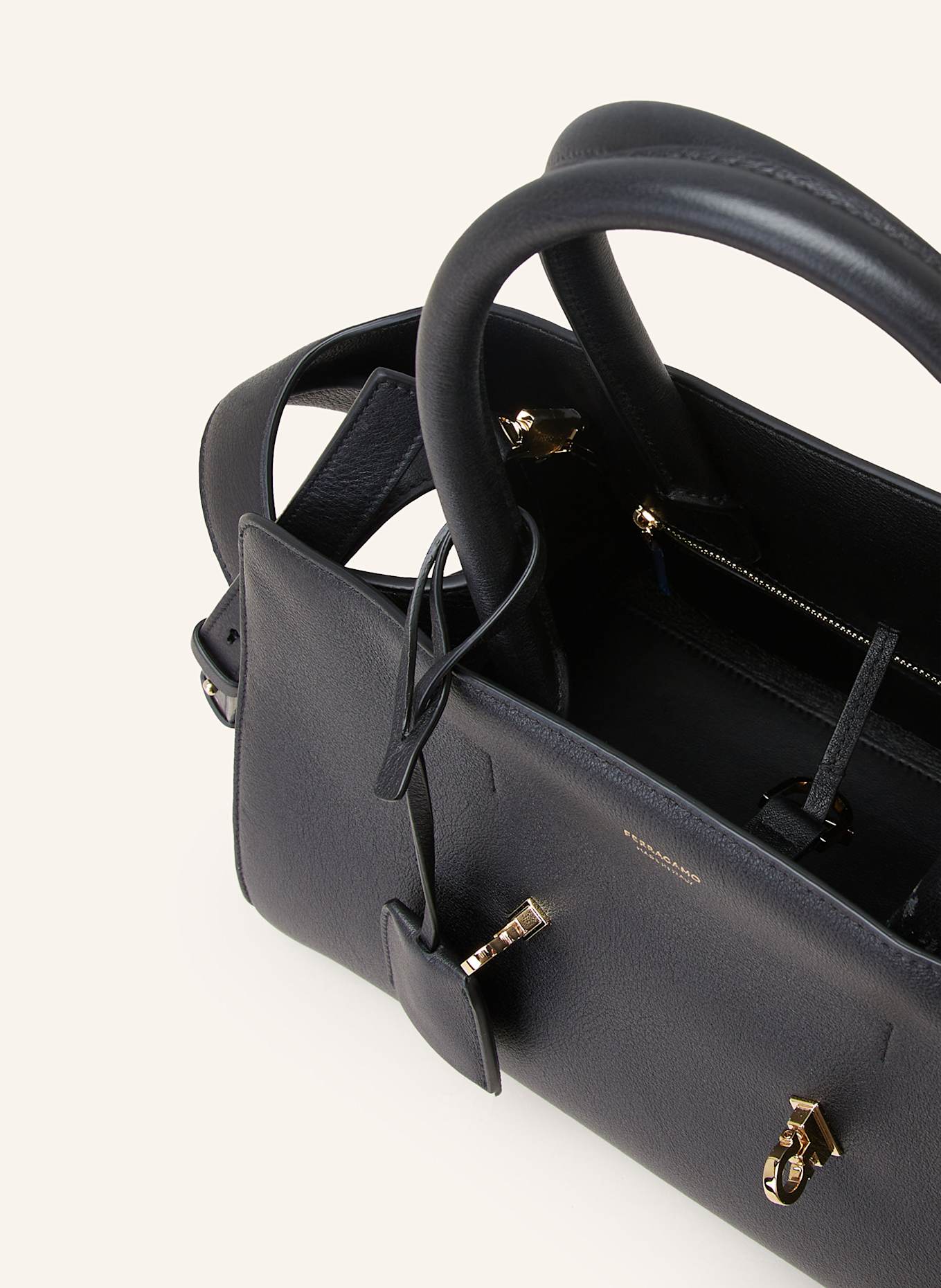 FERRAGAMO Handtasche HUG SMALL: SCHWARZ