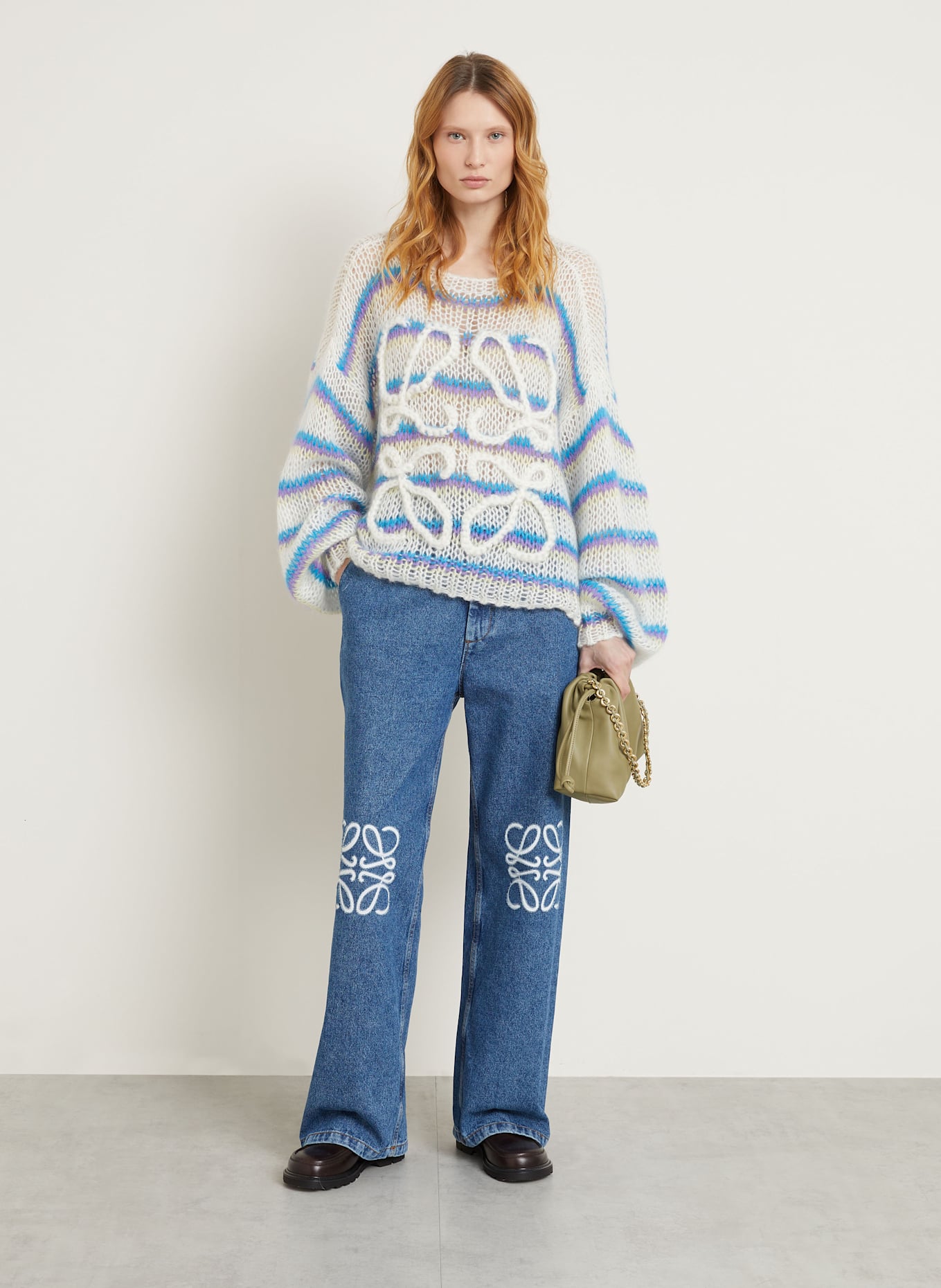 LOEWE Oversized svetr ANAGRAM s mohérem: BÍLÁ / MODRÁ / FIALOVÁ