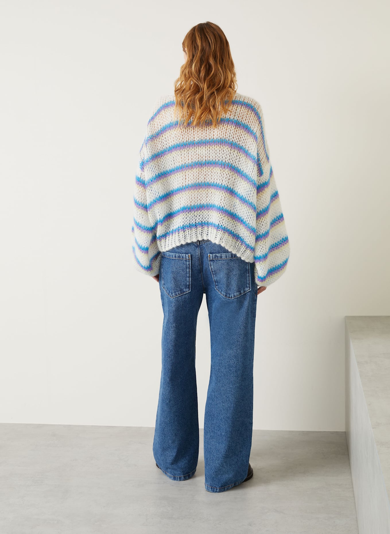 LOEWE Oversized svetr ANAGRAM s mohérem: BÍLÁ / MODRÁ / FIALOVÁ