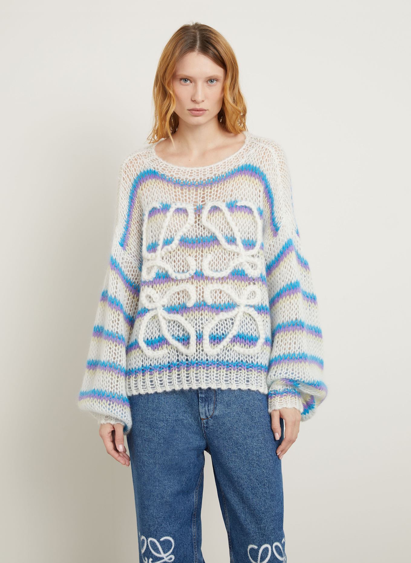 LOEWE Oversized svetr ANAGRAM s mohérem: BÍLÁ / MODRÁ / FIALOVÁ