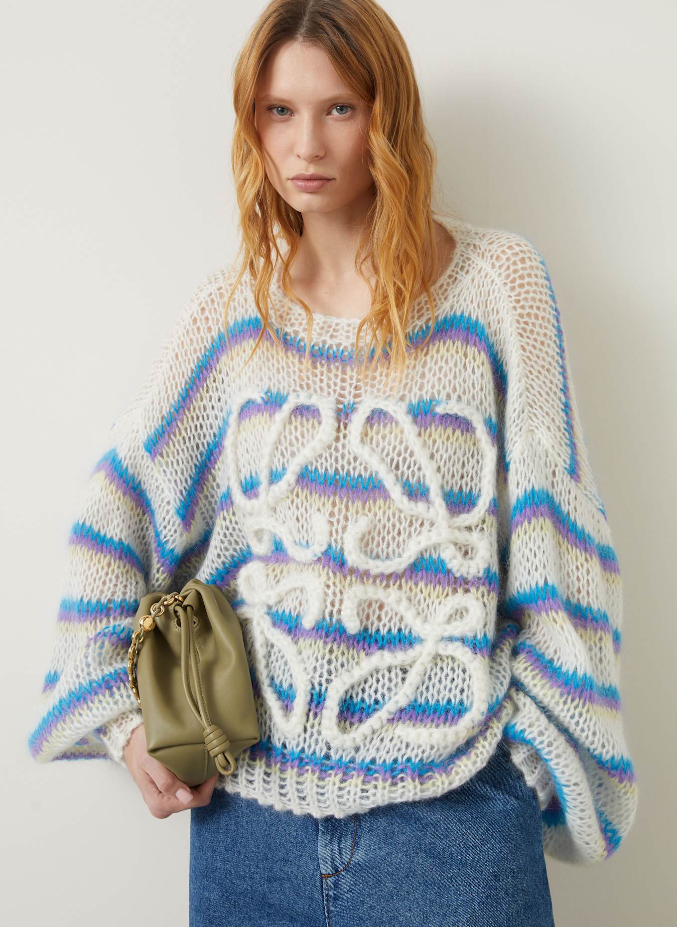 LOEWE Oversized svetr ANAGRAM s mohérem: BÍLÁ / MODRÁ / FIALOVÁ