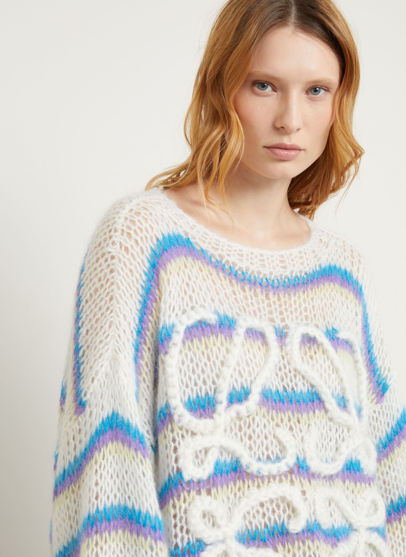 LOEWE Oversized svetr ANAGRAM s mohérem: BÍLÁ / MODRÁ / FIALOVÁ