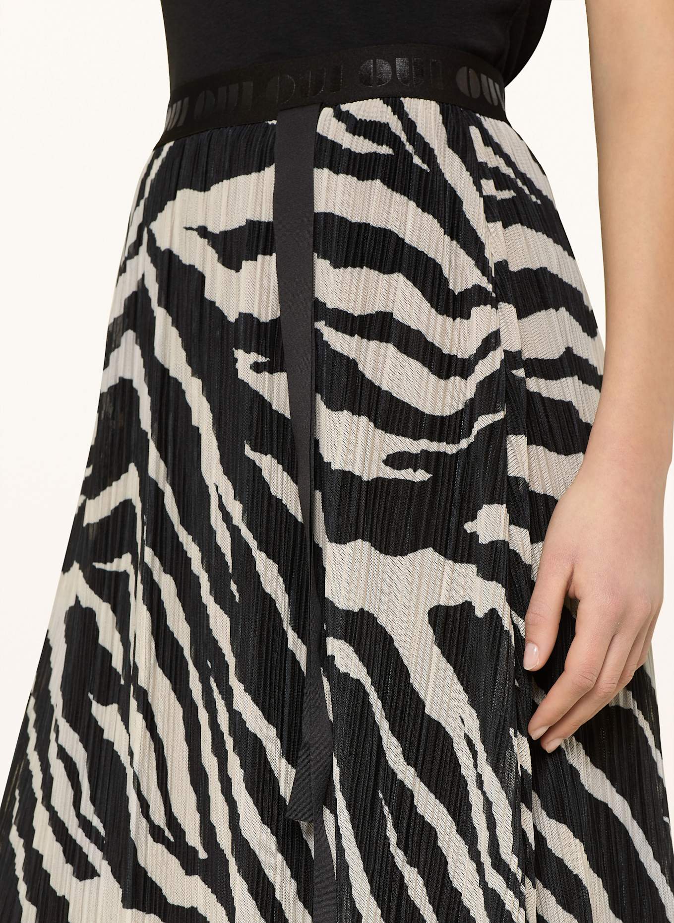 oui Plisseerock: SCHWARZ / CREME