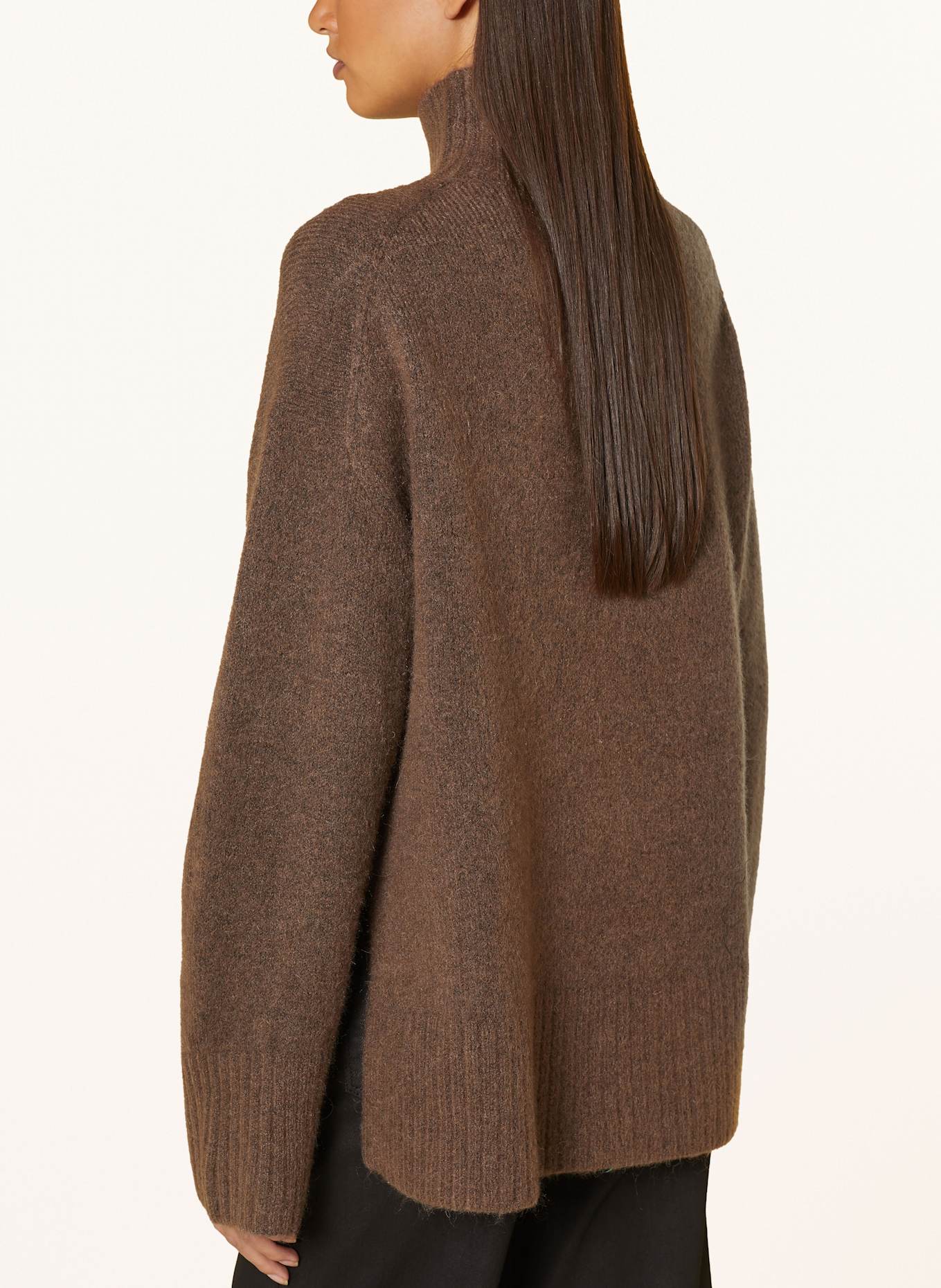 Y.A.S. Svetr: HNĚDÁ